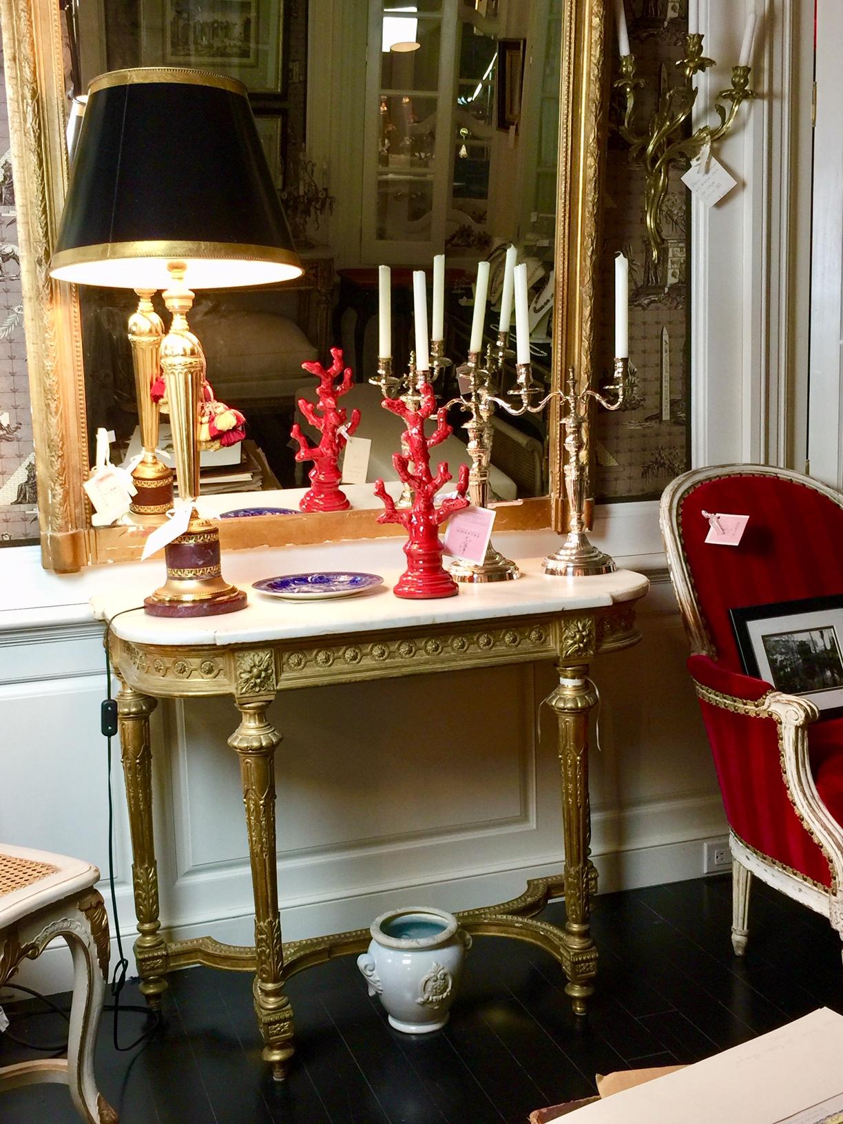 Französisch vergoldet Louis XVI-Stil Konsole Tisch mit Marmor op, neoklassischen
Antiker französischer Konsolentisch im Louis-XVI-Stil, Ende 18. Sehr schöner klassizistischer Konsolentisch aus geschnitztem und vergoldetem Holz aus dem 18.