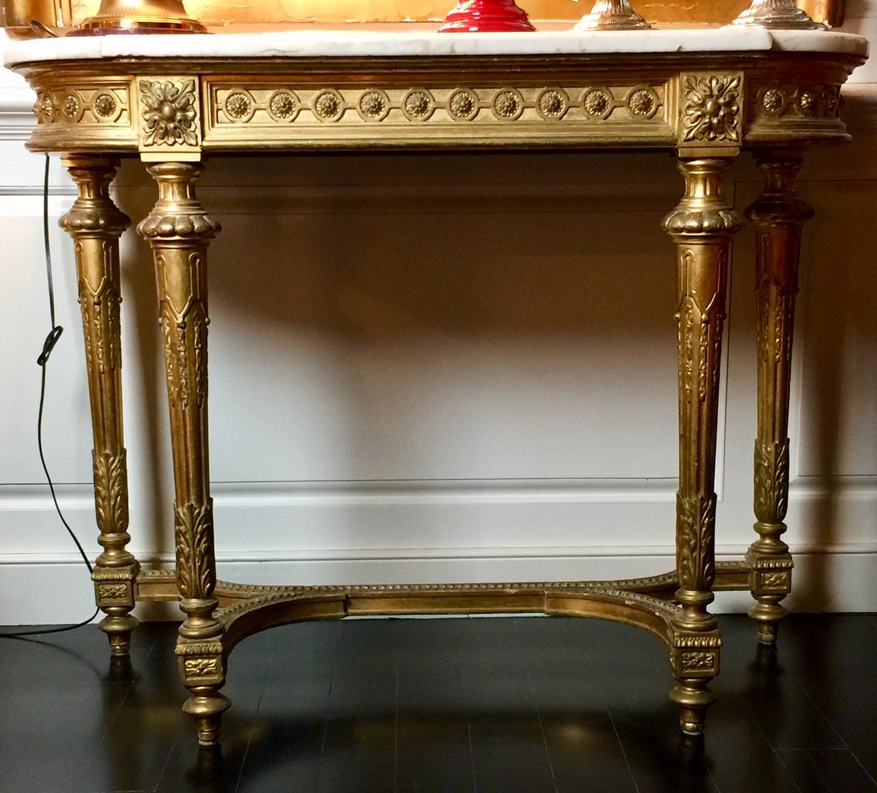 Konsolentisch aus vergoldetem Holz im Louis-XVI.-Stil mit Marmorplatte, neoklassisch (Louis XVI.) im Angebot