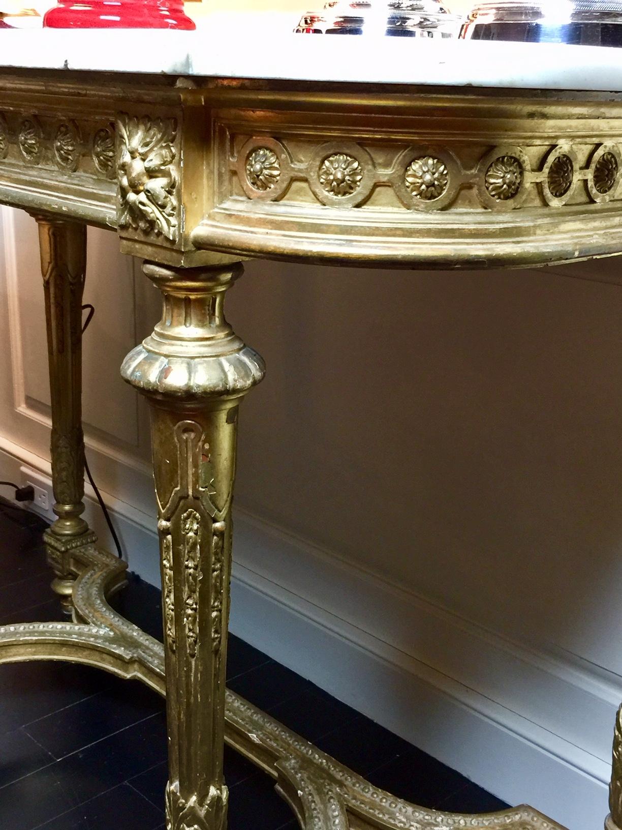 Konsolentisch aus vergoldetem Holz im Louis-XVI.-Stil mit Marmorplatte, neoklassisch (Französisch) im Angebot