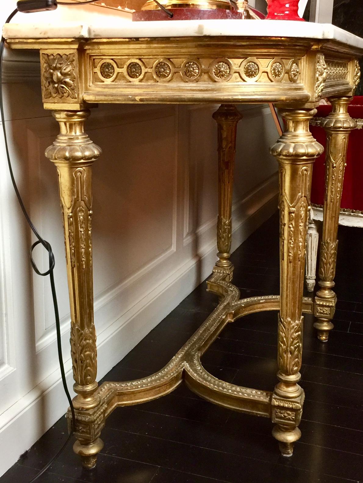 Konsolentisch aus vergoldetem Holz im Louis-XVI.-Stil mit Marmorplatte, neoklassisch (Vergoldet) im Angebot