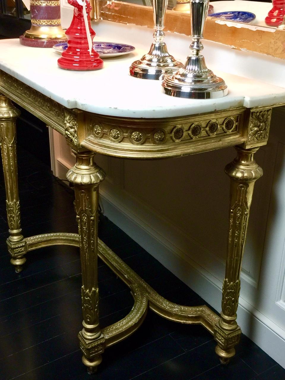 Konsolentisch aus vergoldetem Holz im Louis-XVI.-Stil mit Marmorplatte, neoklassisch im Zustand „Gut“ im Angebot in Montreal, Quebec