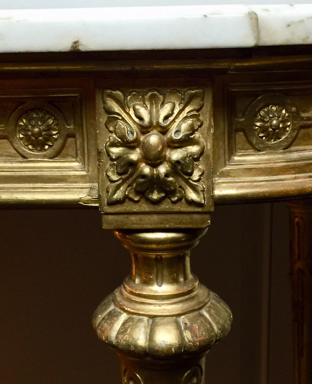 Konsolentisch aus vergoldetem Holz im Louis-XVI.-Stil mit Marmorplatte, neoklassisch (19. Jahrhundert) im Angebot