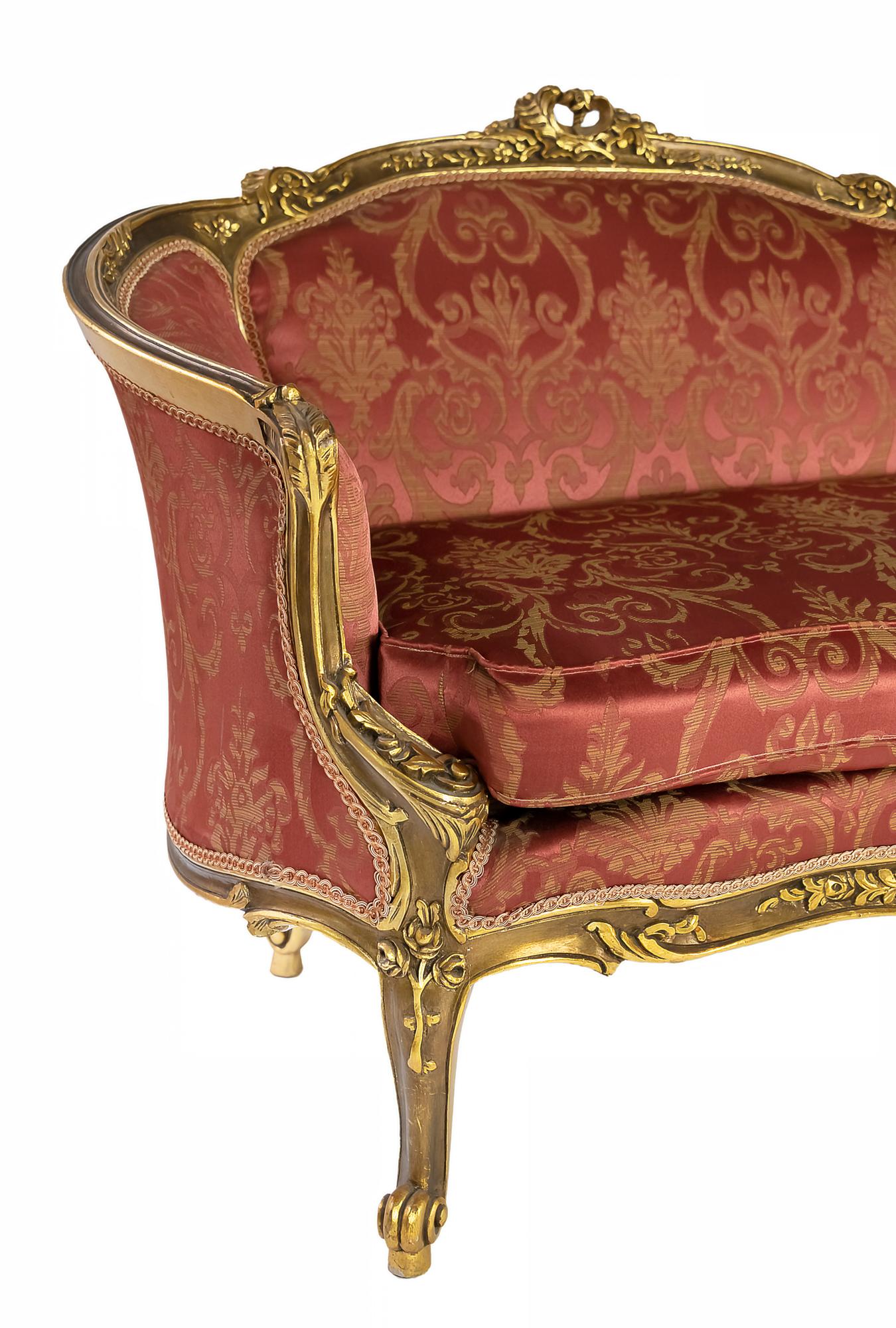 Französisches handgefertigtes und vergoldetes Holzliegesofa um 1950.
Das Sofa ist mit einem rot-goldenen Damastmuster gepolstert.
In sehr gutem Vintage-Zustand.