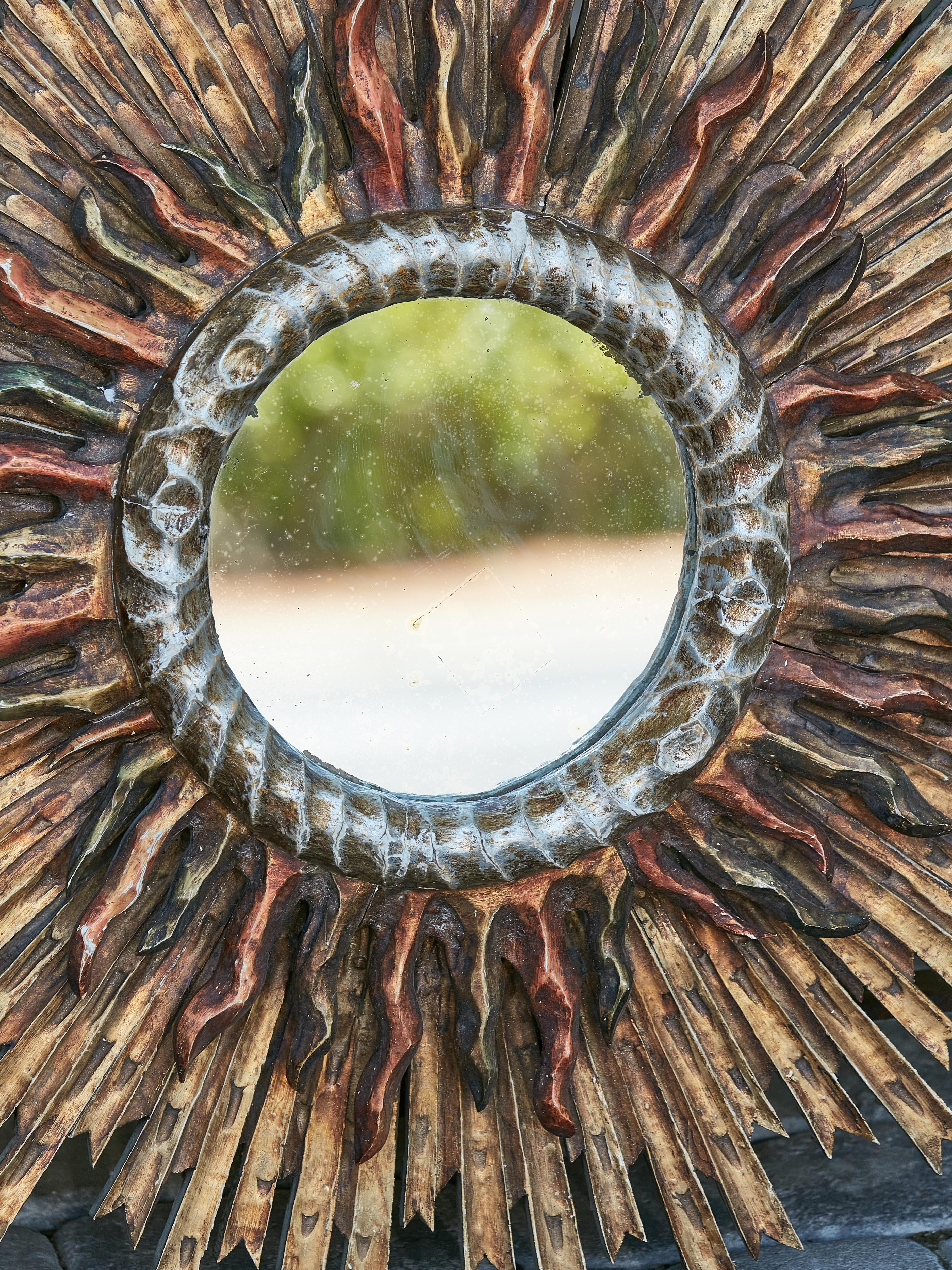 Specchio francese in legno dorato del Medioevo a due strati con accenti policromi In condizioni buone in vendita a Atlanta, GA
