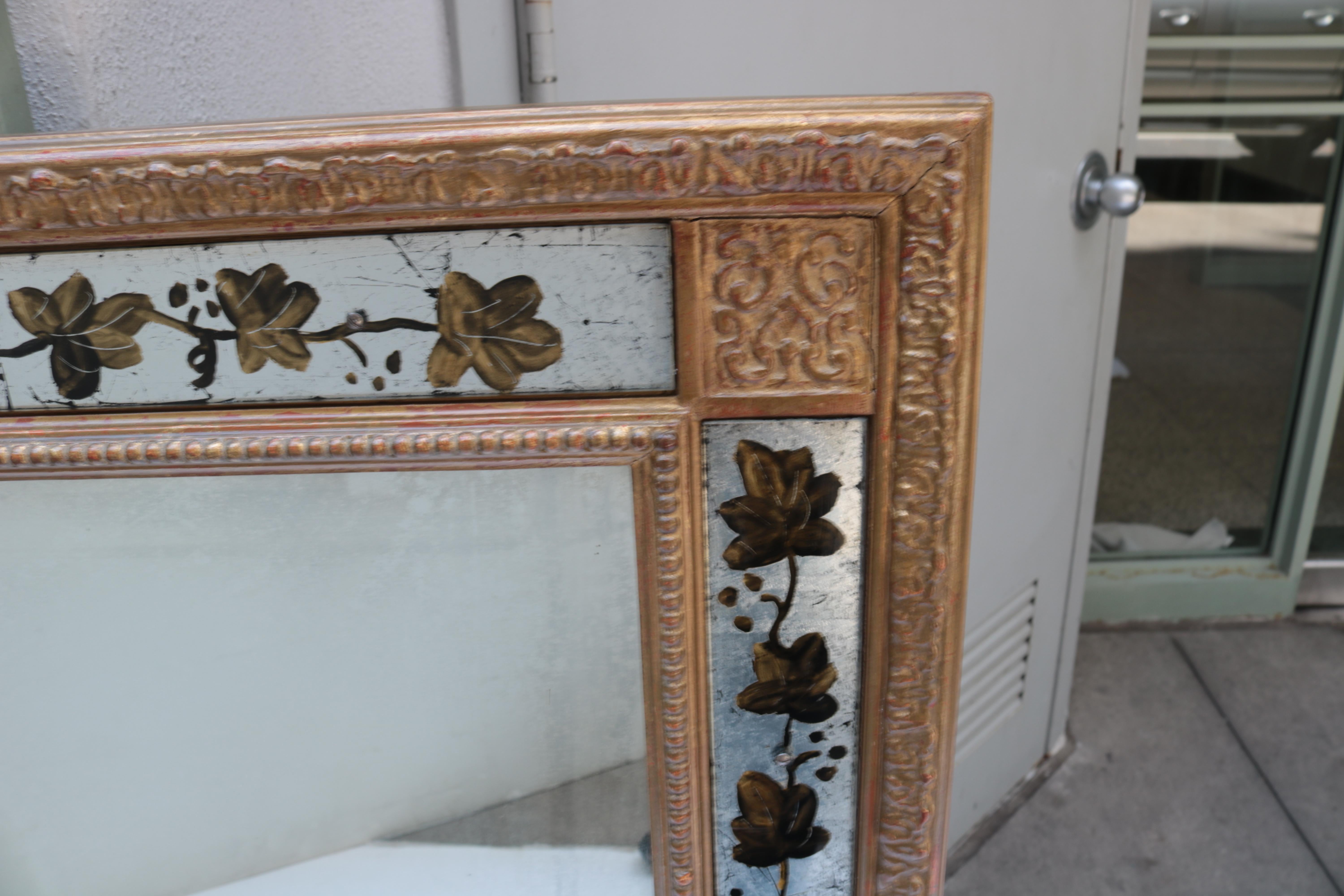 Français Miroir en bois doré français en vente