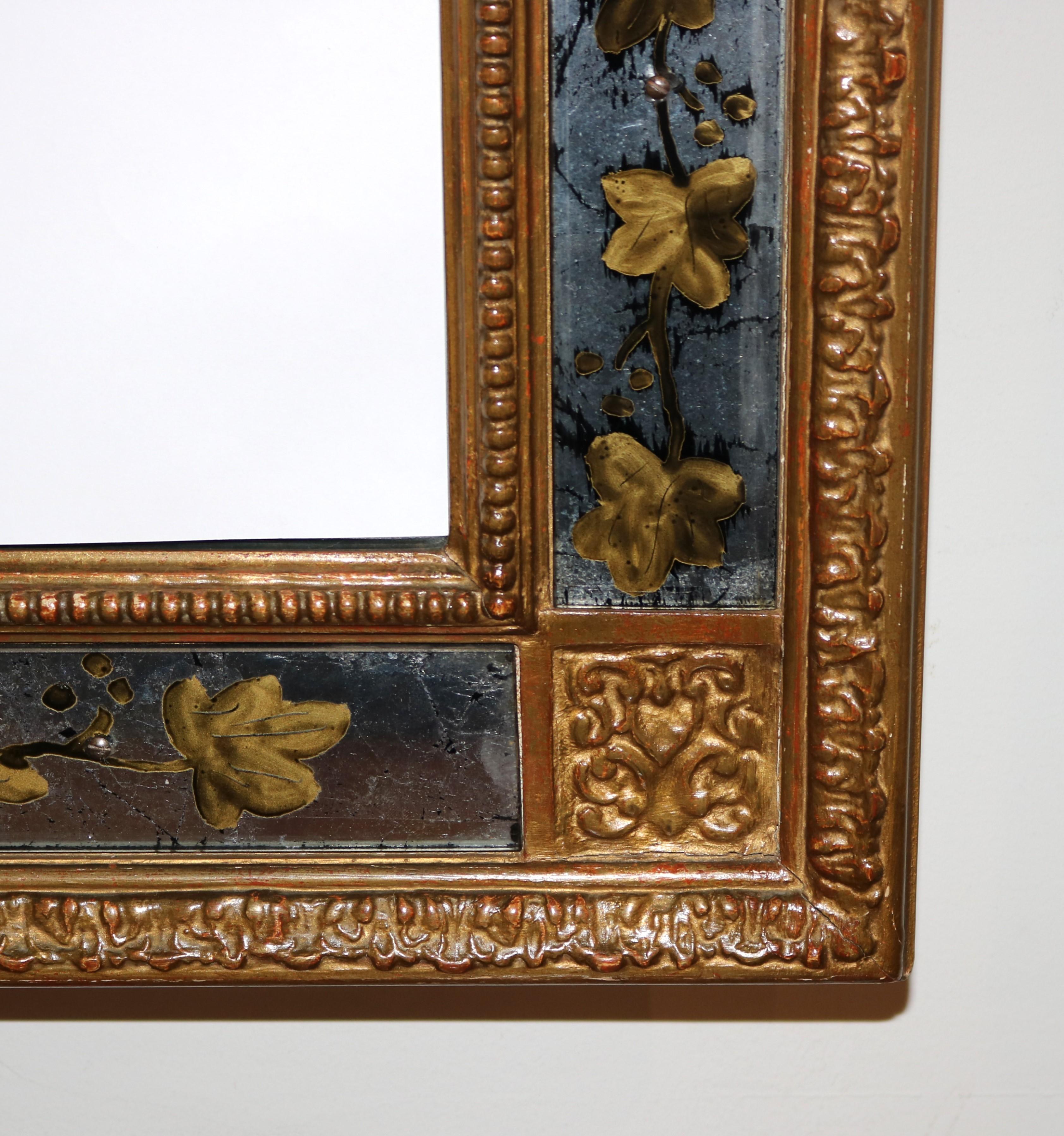 Espejo francés de madera dorada mediados del siglo XX en venta