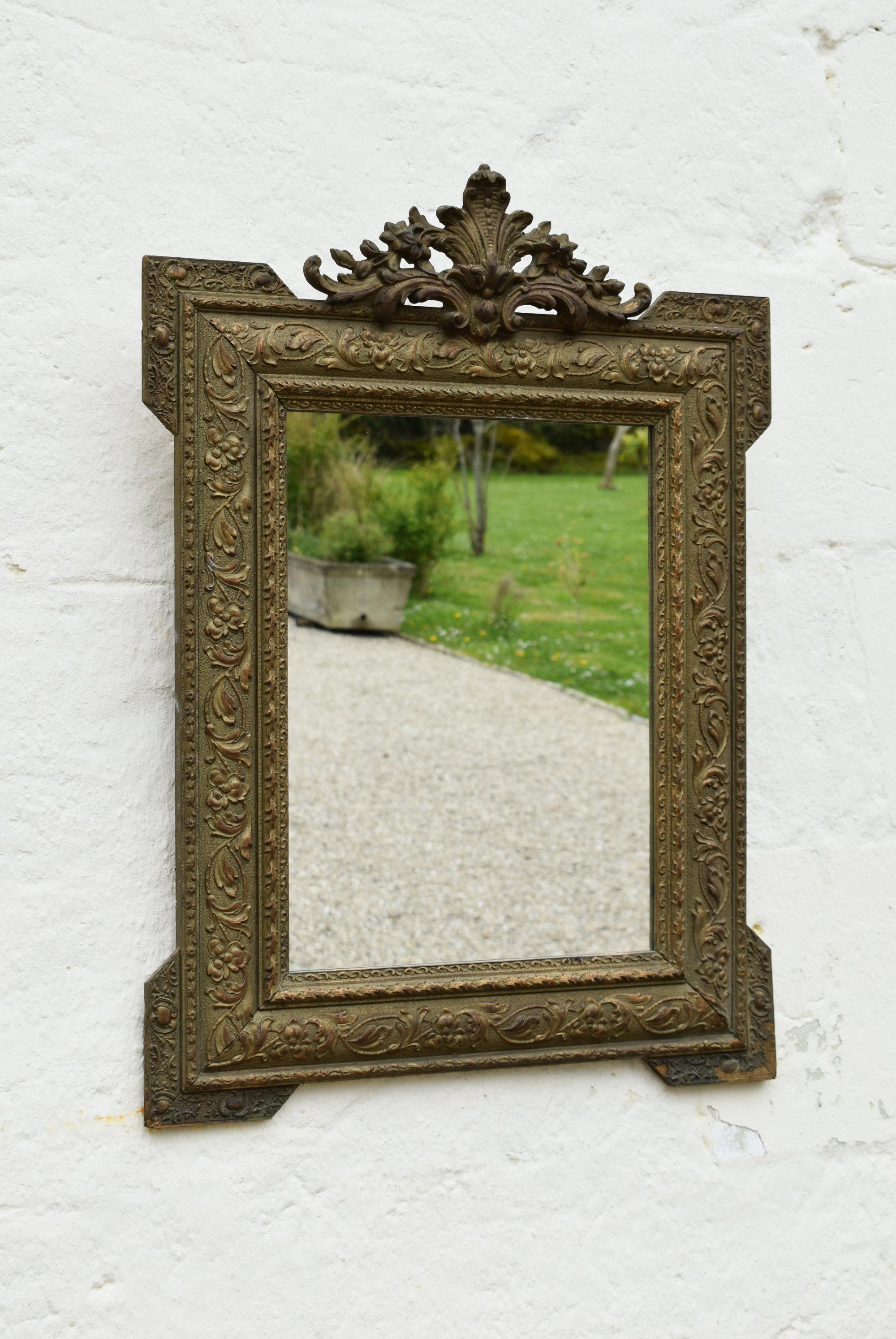 Specchio francese in legno dorato Napoleone III Secondo Impero
 
Un attraente specchio in legno dorato proveniente dal sud-ovest della Francia: il design e la forma sono tipici della regione.
 
Lo specchio presenta una splendida decorazione con