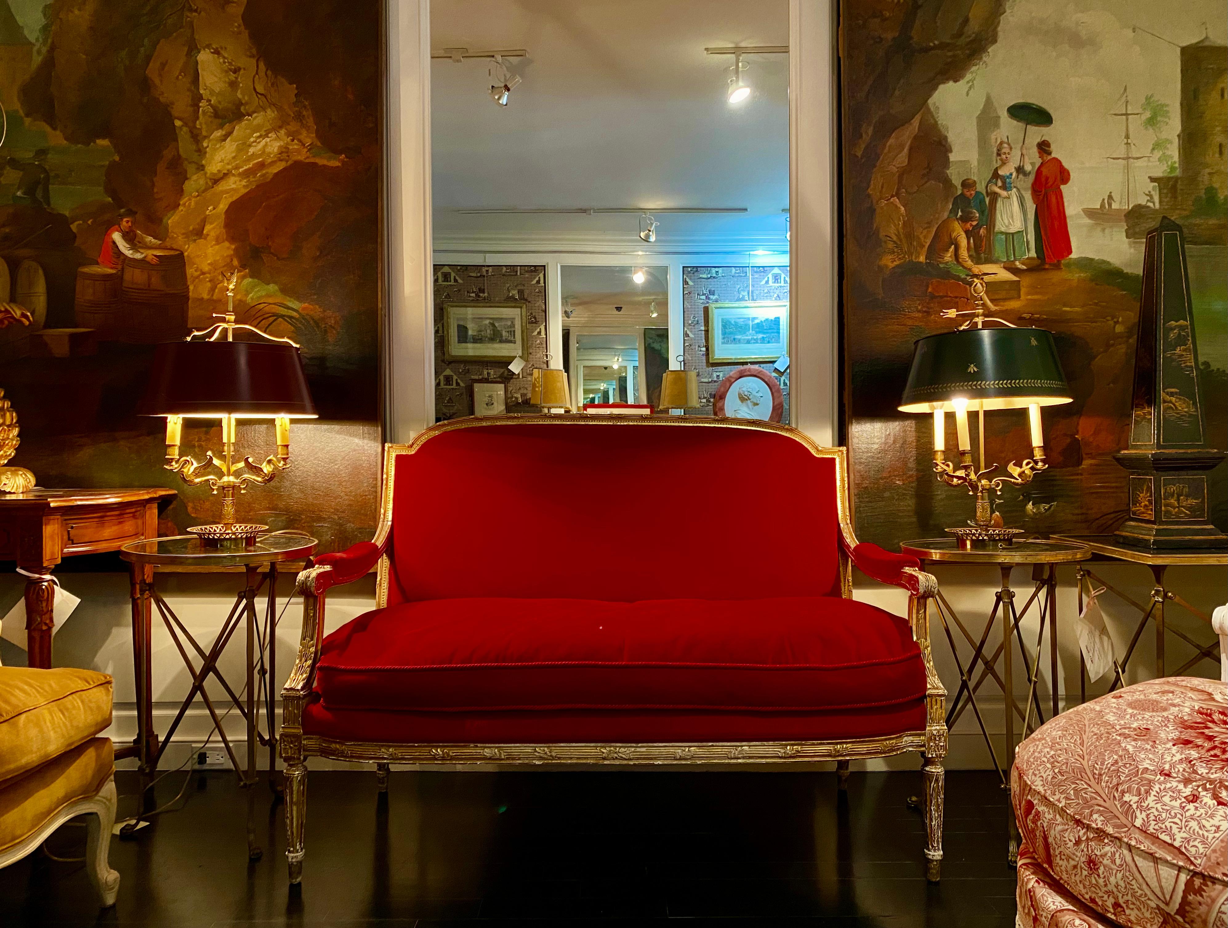 Französisches Sofa aus vergoldetem Holz, Stil Louis XVI, roter Samt, 19. Jahrhundert.


Abmessungen: 53.5 in. L 25 in. D x 39,5 in. H
Sitzhöhe 20 Zoll.