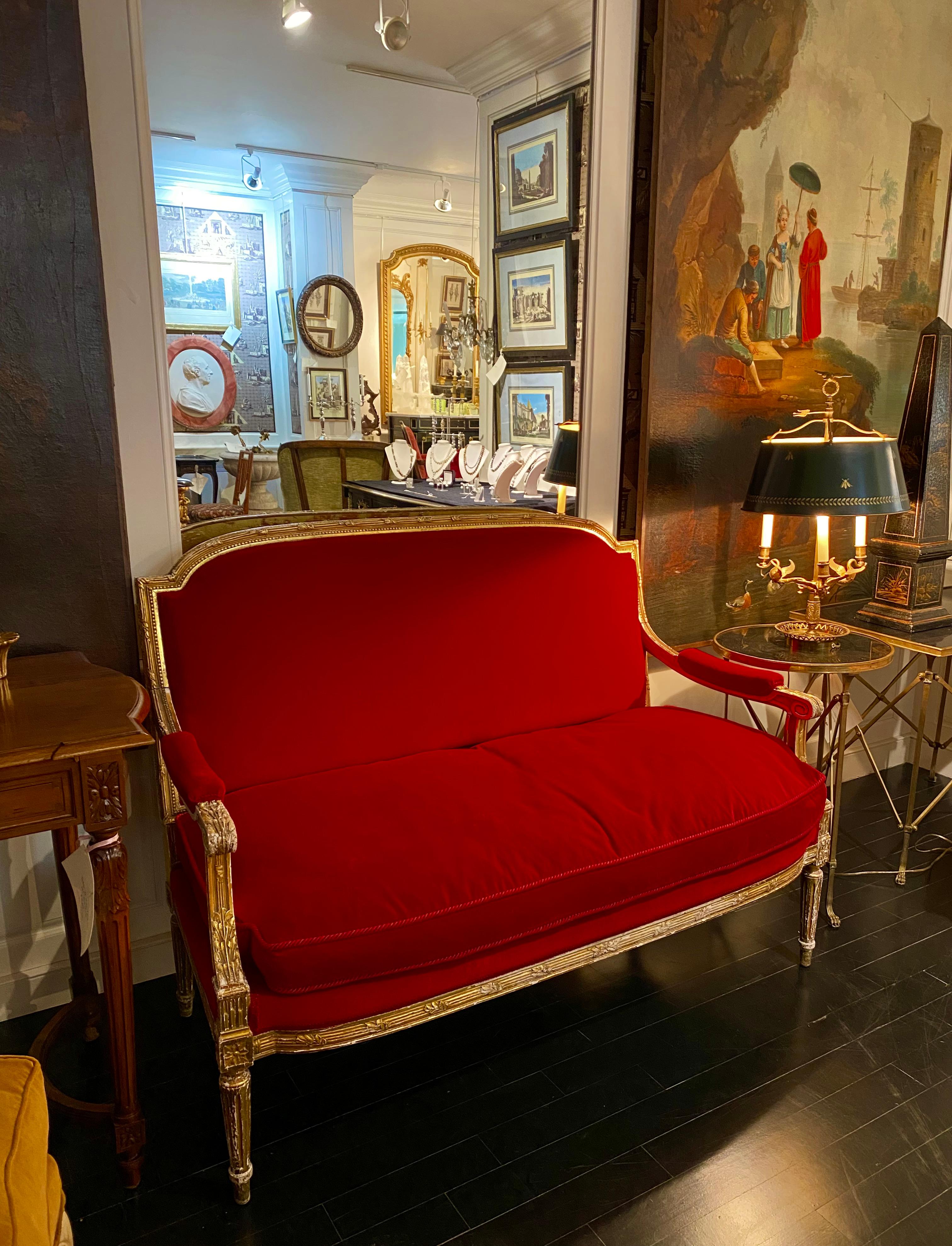 Französisches Sofa aus vergoldetem Holz im Louis-XVI-Stil, roter Samt, 19. Jahrhundert (Louis XVI.) im Angebot