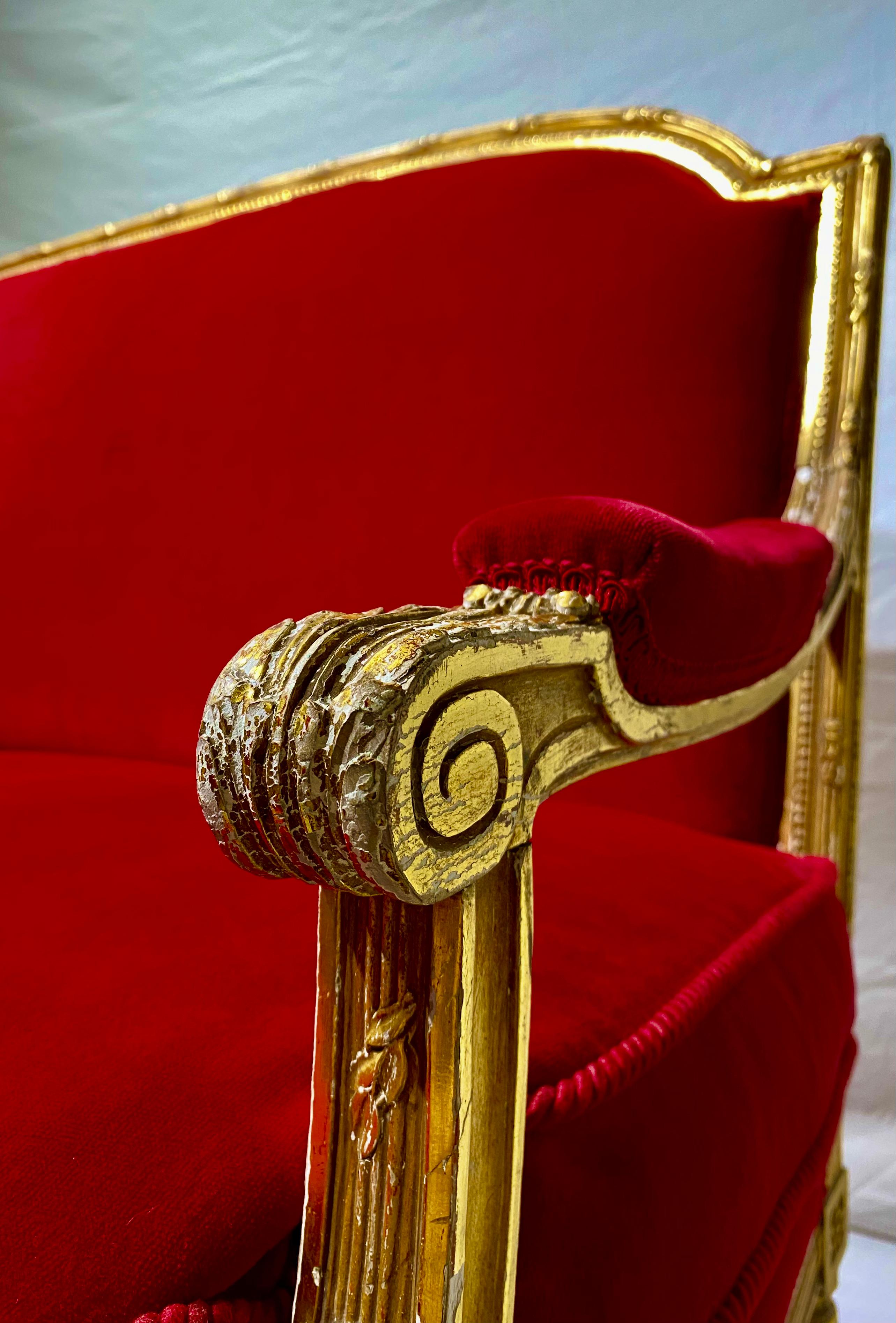 Französisches Sofa aus vergoldetem Holz im Louis-XVI-Stil, roter Samt, 19. Jahrhundert (Vergoldet) im Angebot