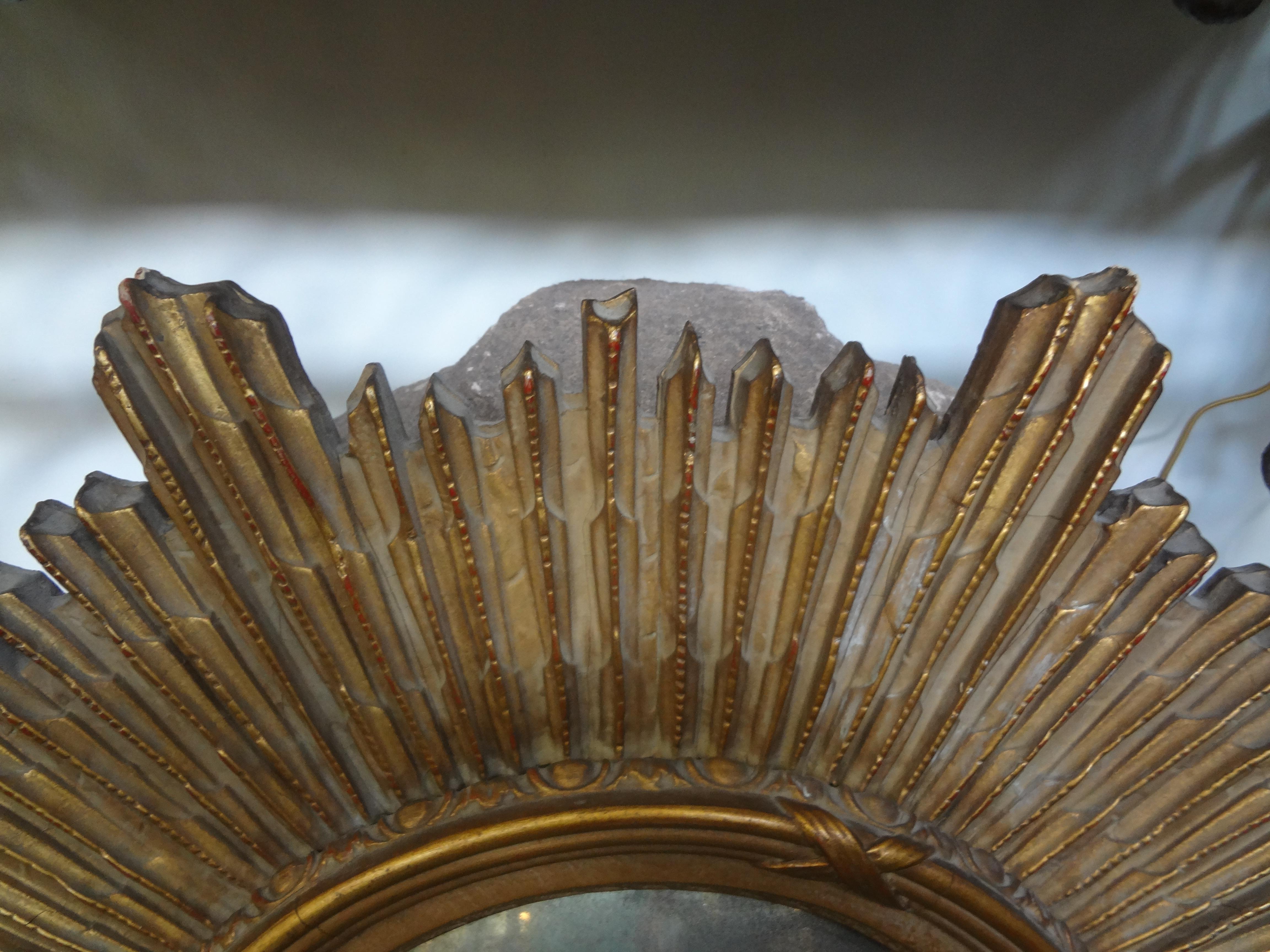 Espejo convexo de madera dorada francesa Sunburst Regencia de Hollywood en venta