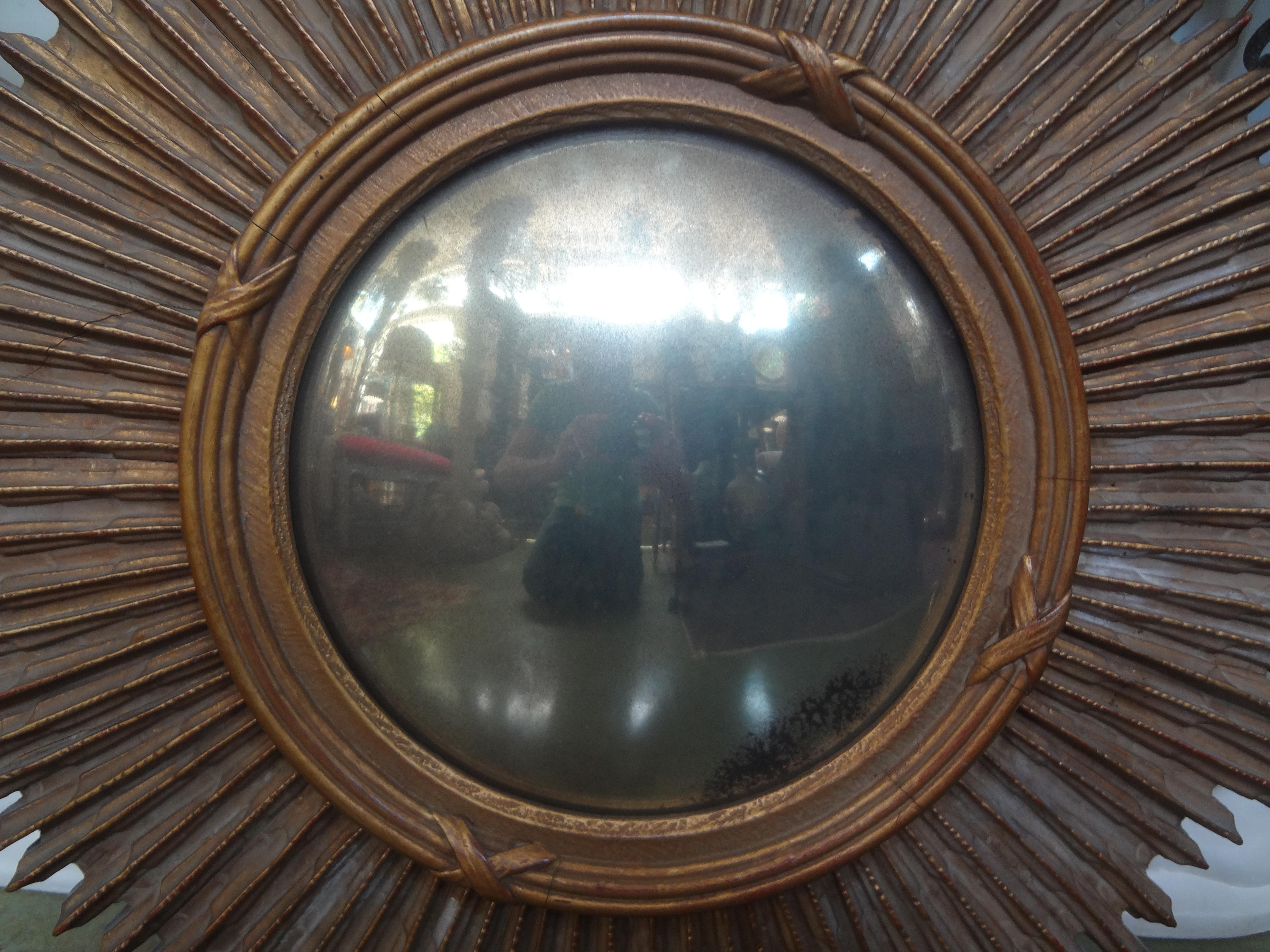 Hollywood Regency Miroir convexe Sunburst en bois doré français en vente