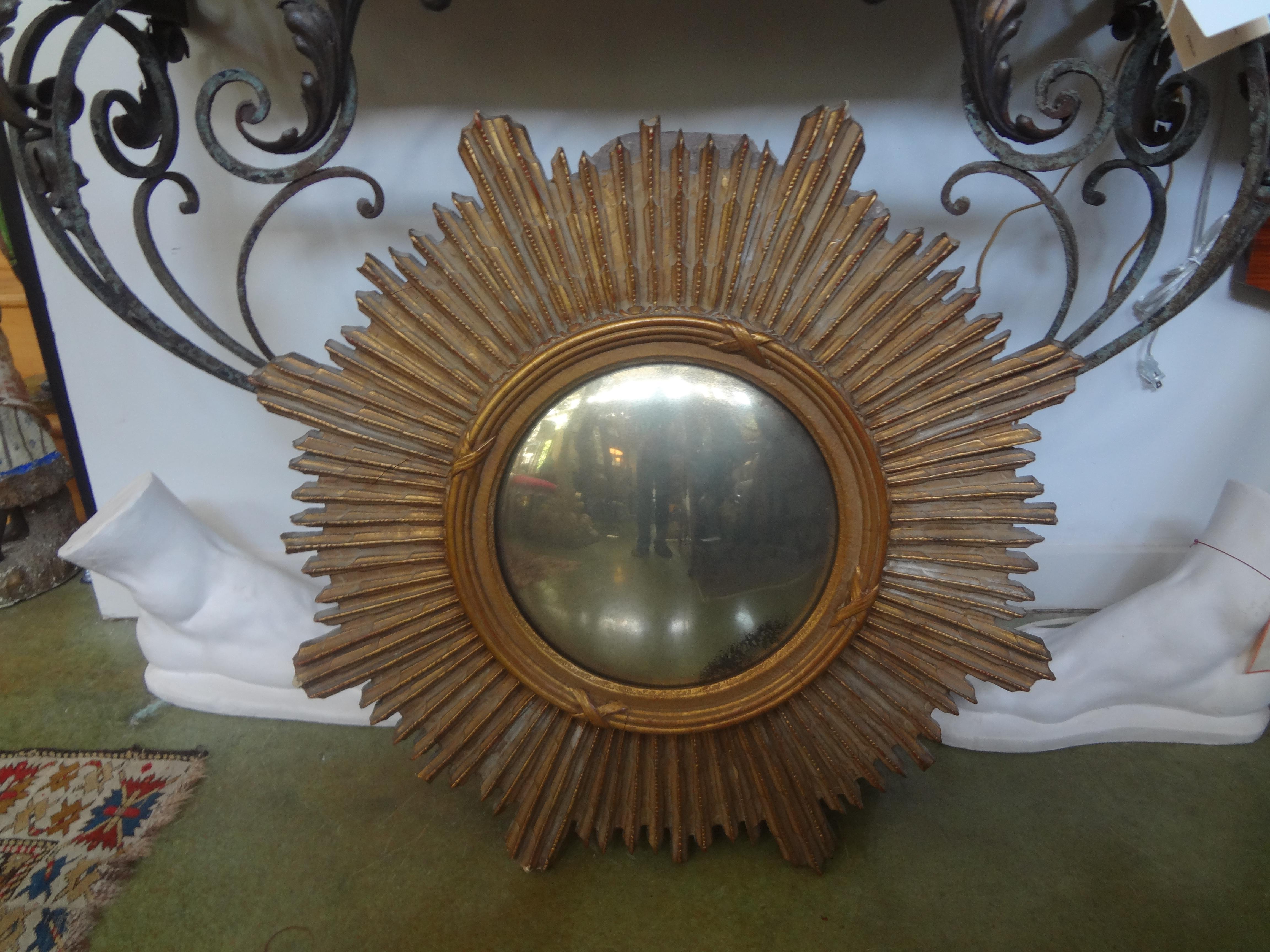 Espejo convexo de madera dorada francesa Sunburst mediados del siglo XX en venta
