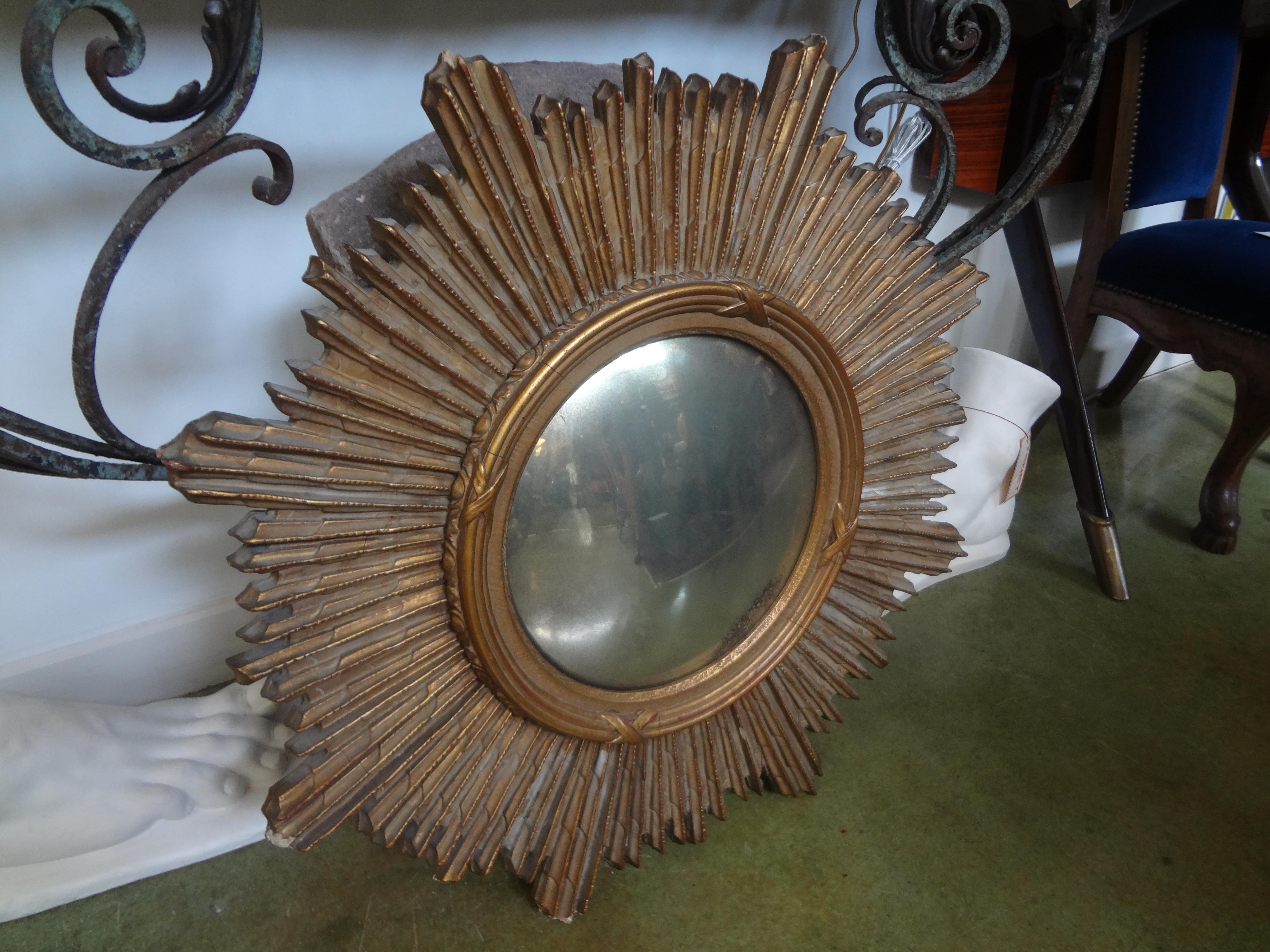 Milieu du XXe siècle Miroir convexe Sunburst en bois doré français en vente