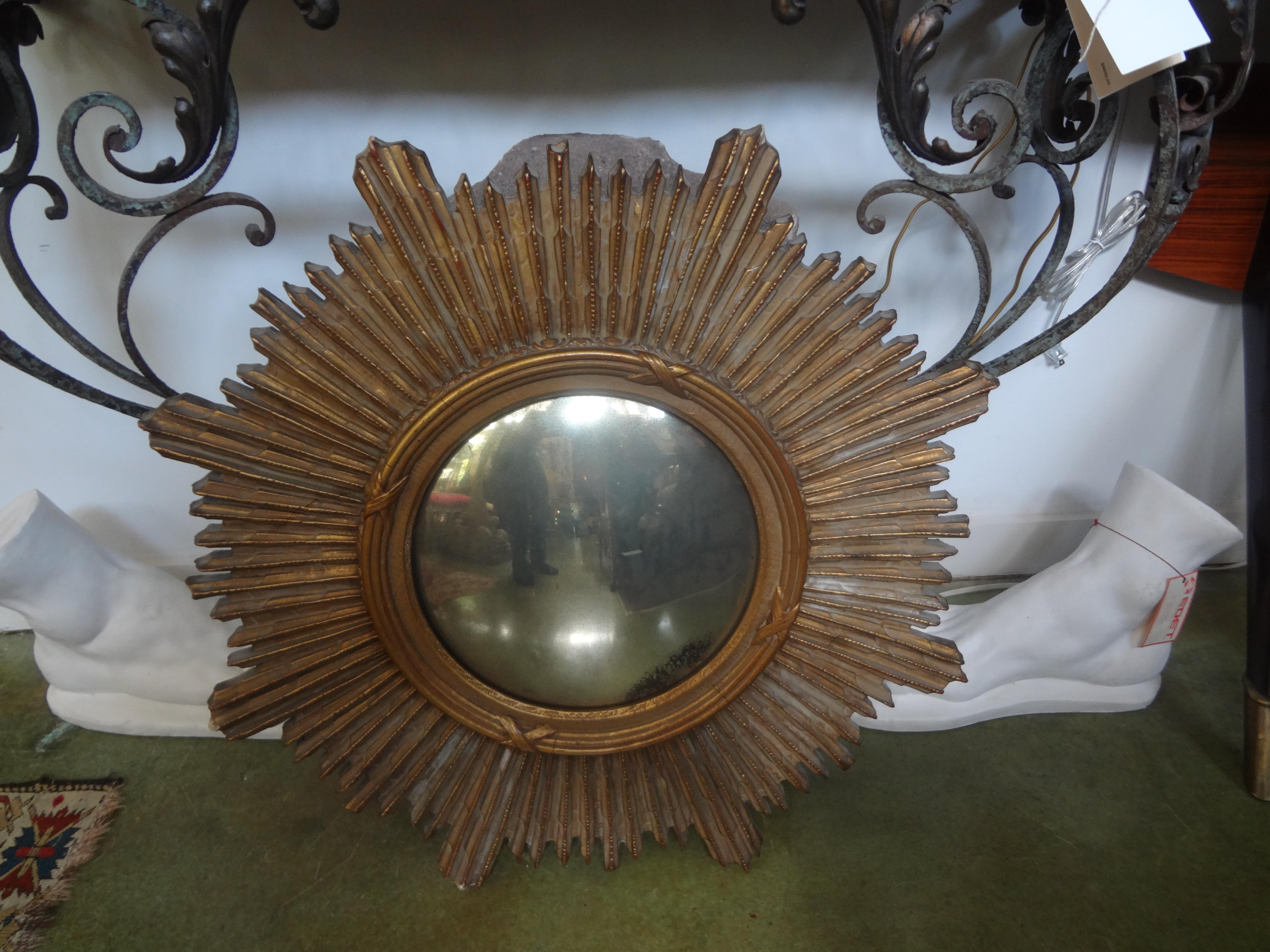 Miroir convexe Sunburst en bois doré français en vente 1