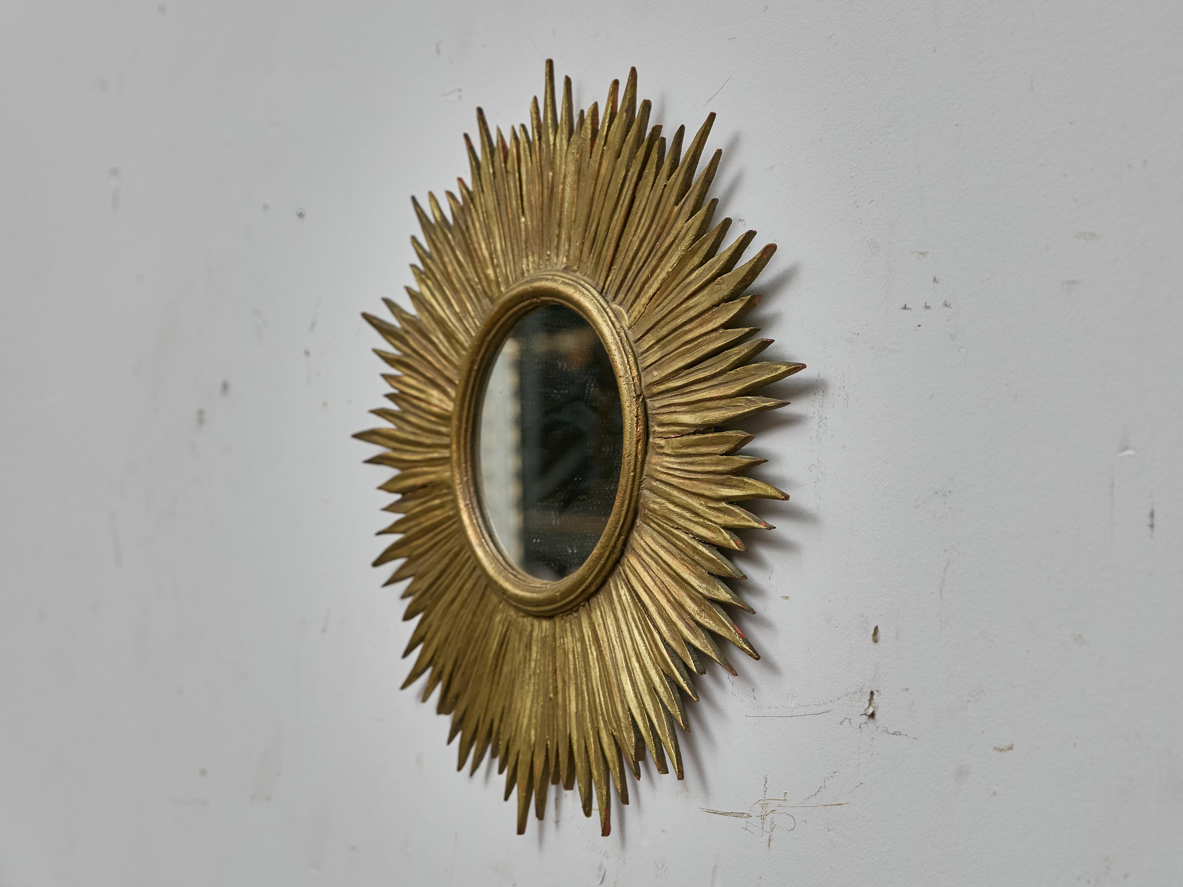 Intagliato Specchio francese in legno dorato a raggiera con punte radianti, 1930 circa in vendita