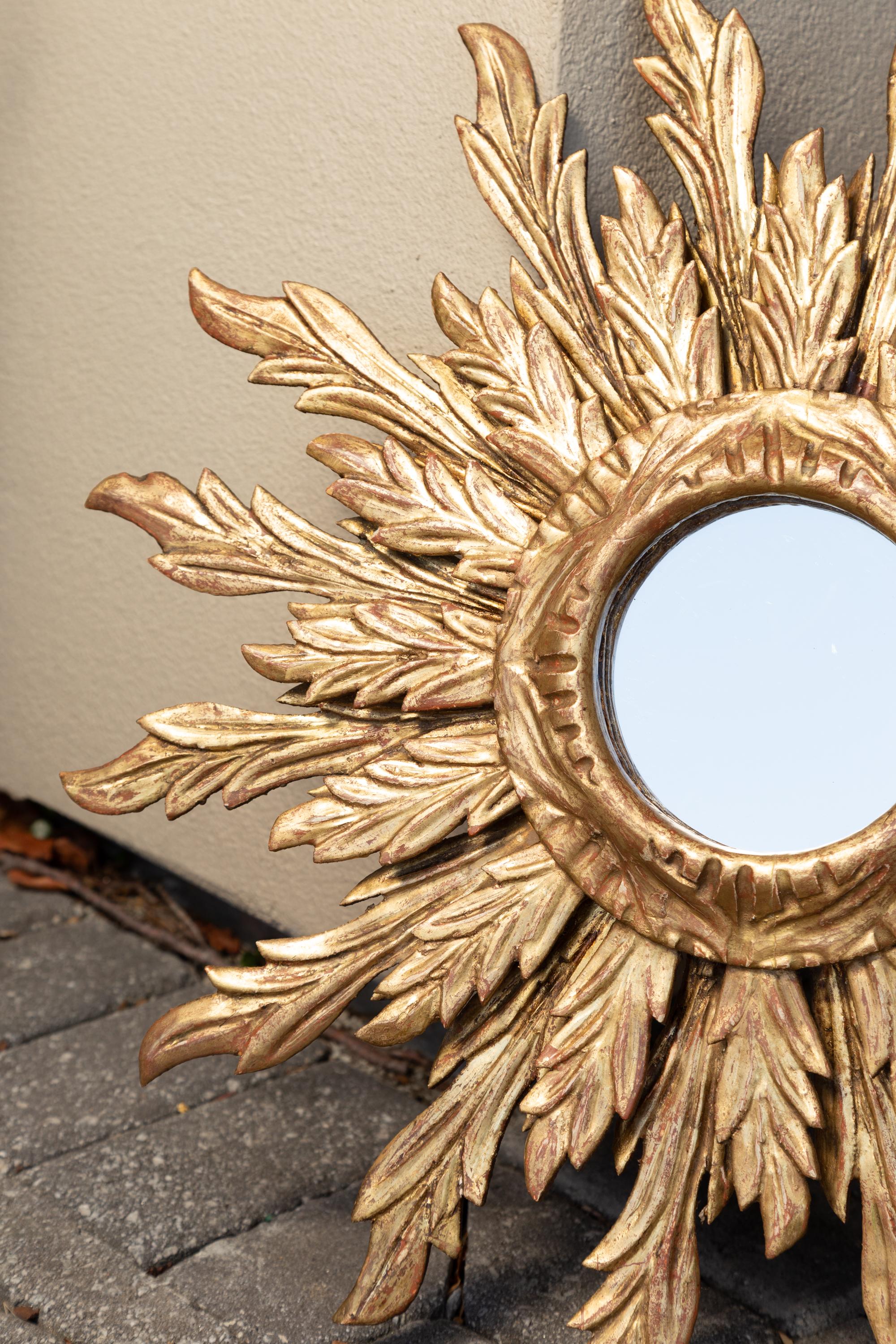 Miroir en bois doré à rayons de soleil ondulés du milieu du 20e siècle en vente 4