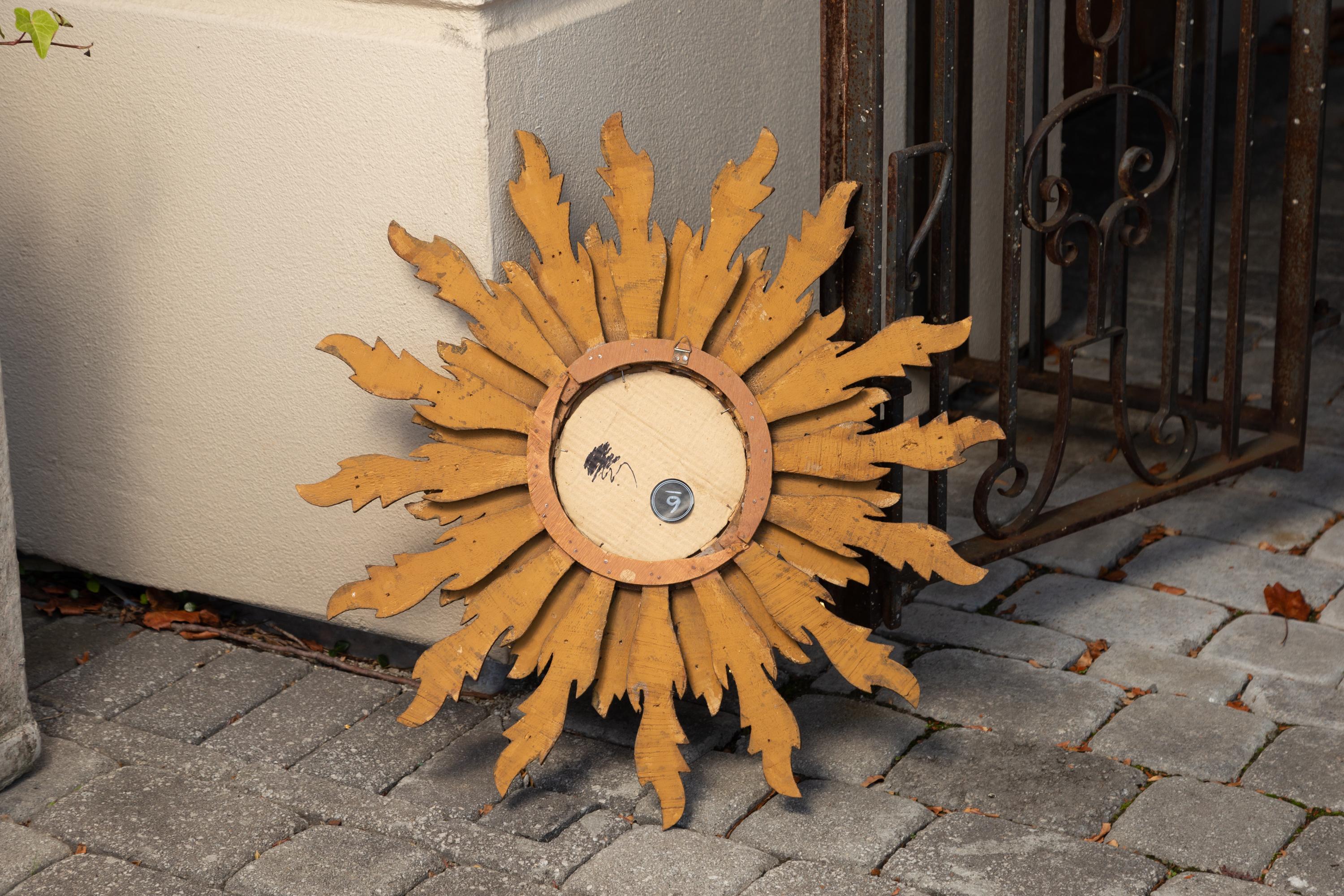 Miroir en bois doré à rayons de soleil ondulés du milieu du 20e siècle en vente 7
