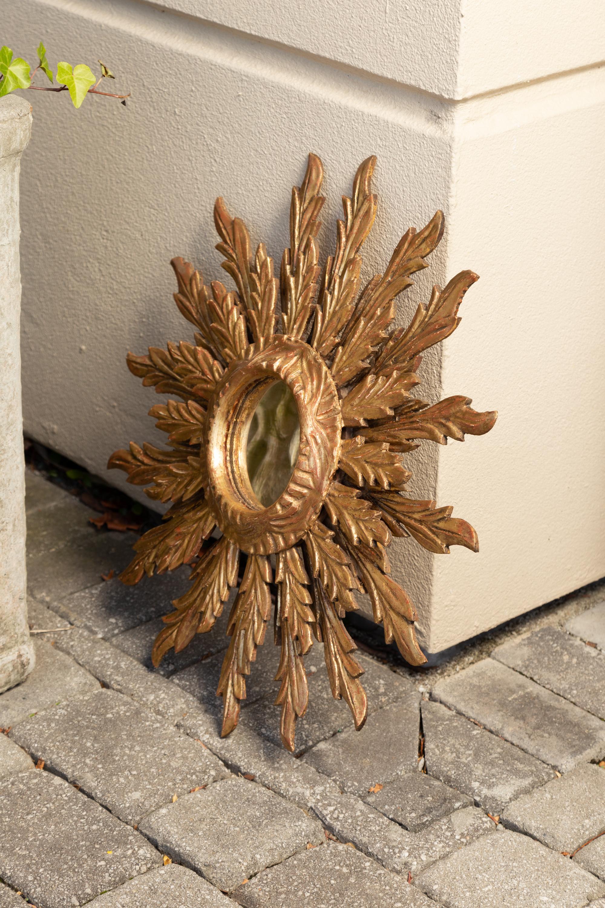 Français Miroir en bois doré à rayons de soleil ondulés du milieu du 20e siècle en vente