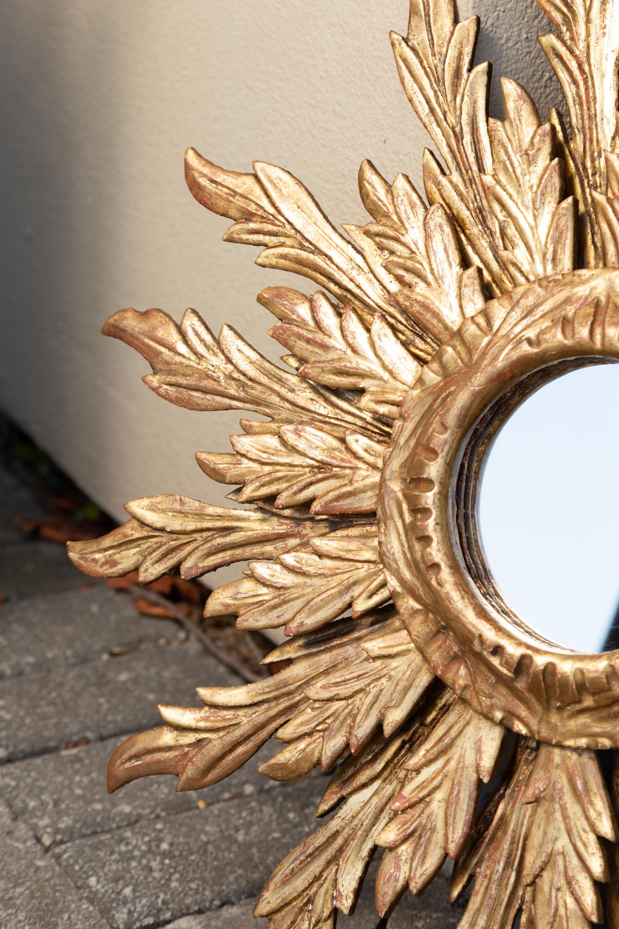 French Giltwood Sunburst Mirror with Wavy Sunrays from the Mid-20th Century For Sale 1