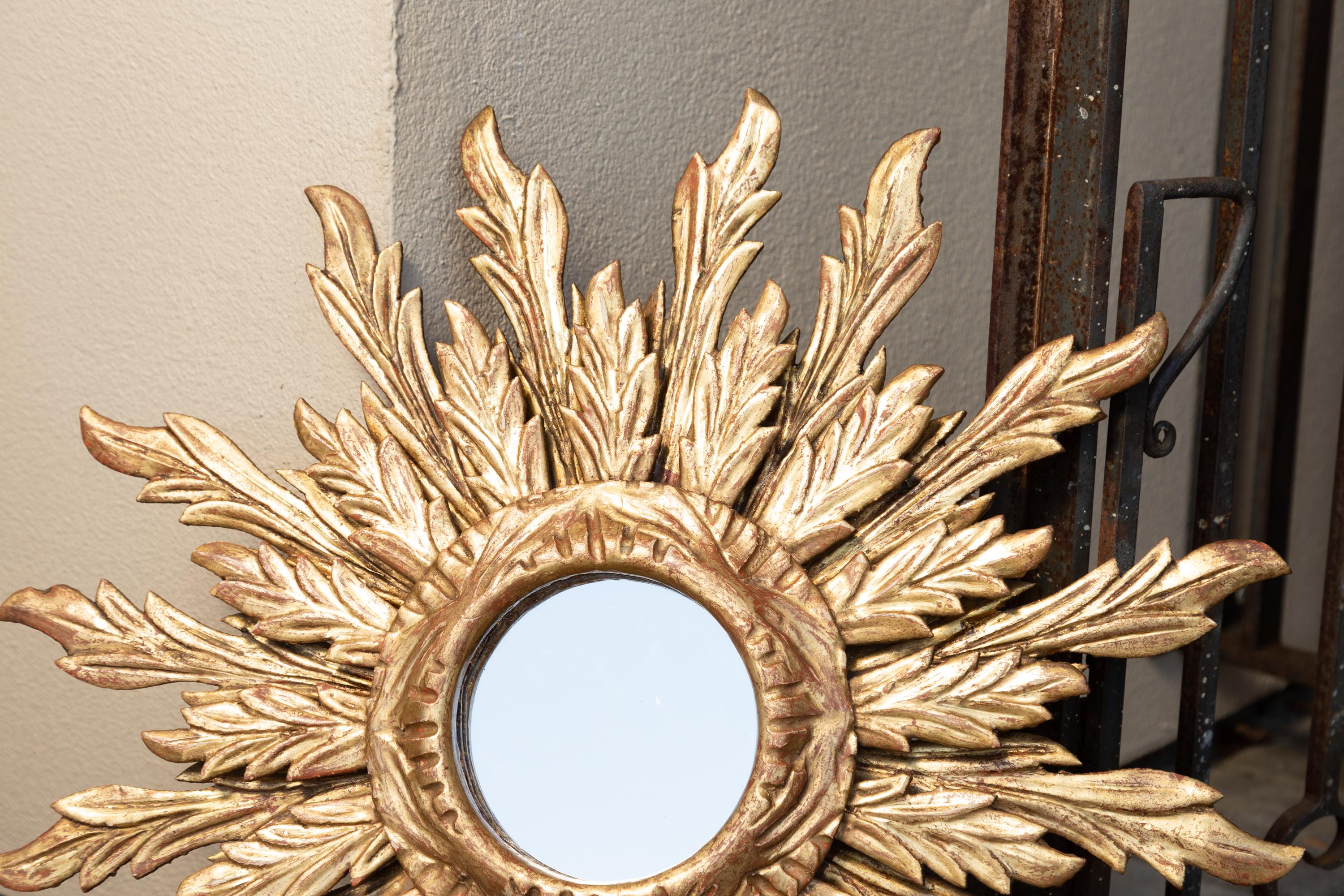 20ième siècle Miroir en bois doré à rayons de soleil ondulés du milieu du 20e siècle en vente