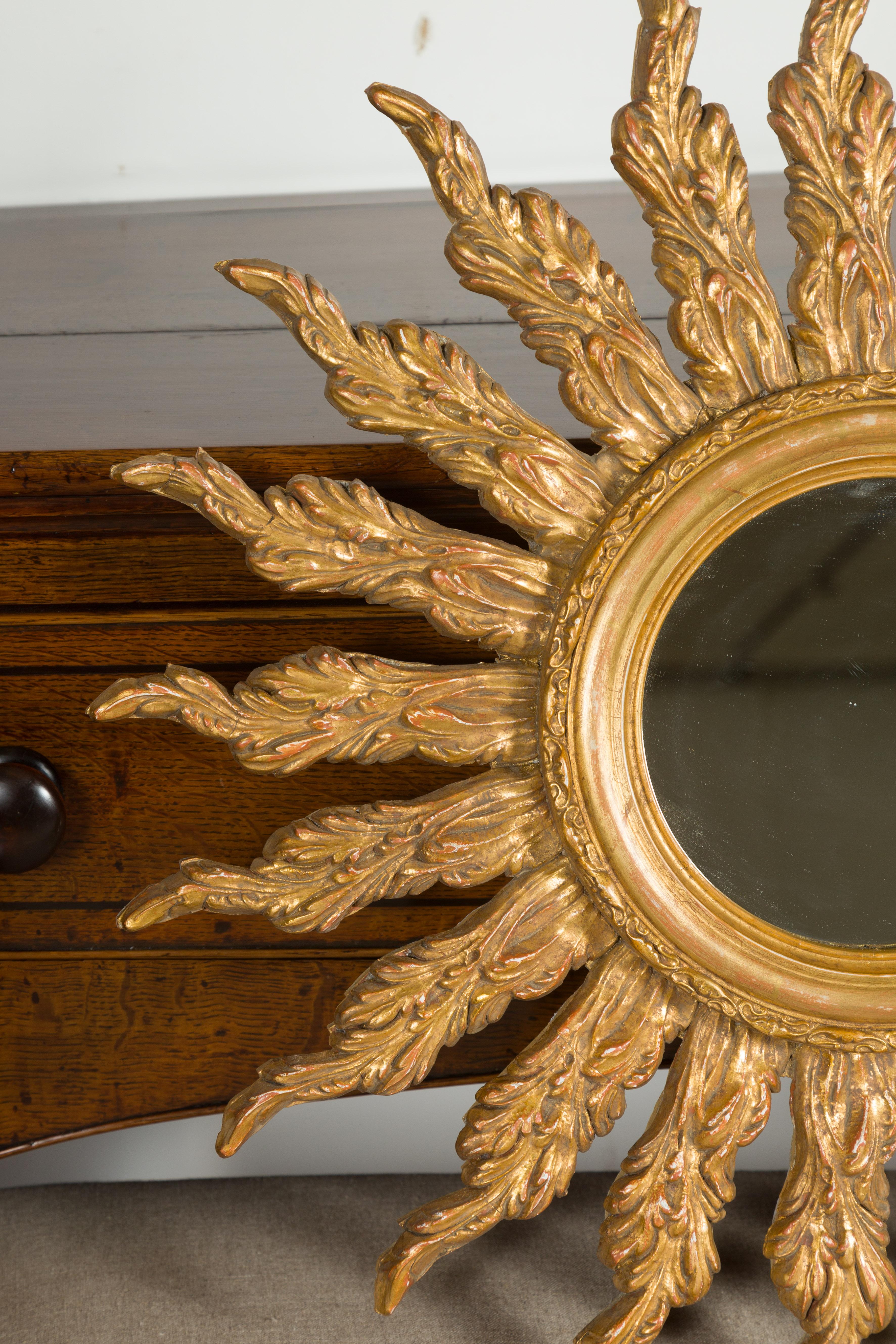 Specchio a raggiera in legno dorato francese con raggi di sole ondulati della metà del XX secolo In condizioni buone in vendita a Atlanta, GA