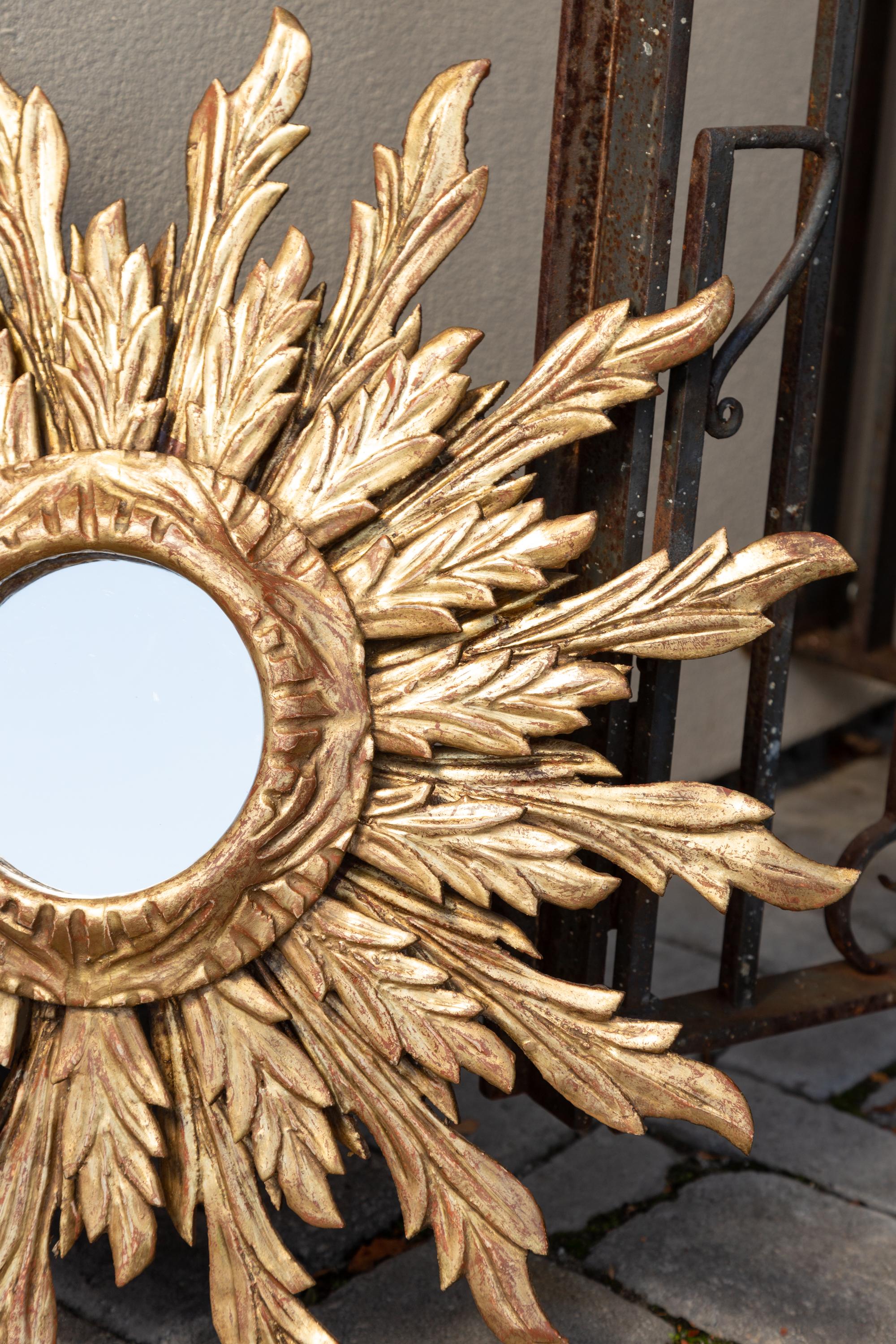 Miroir en bois doré à rayons de soleil ondulés du milieu du 20e siècle en vente 1