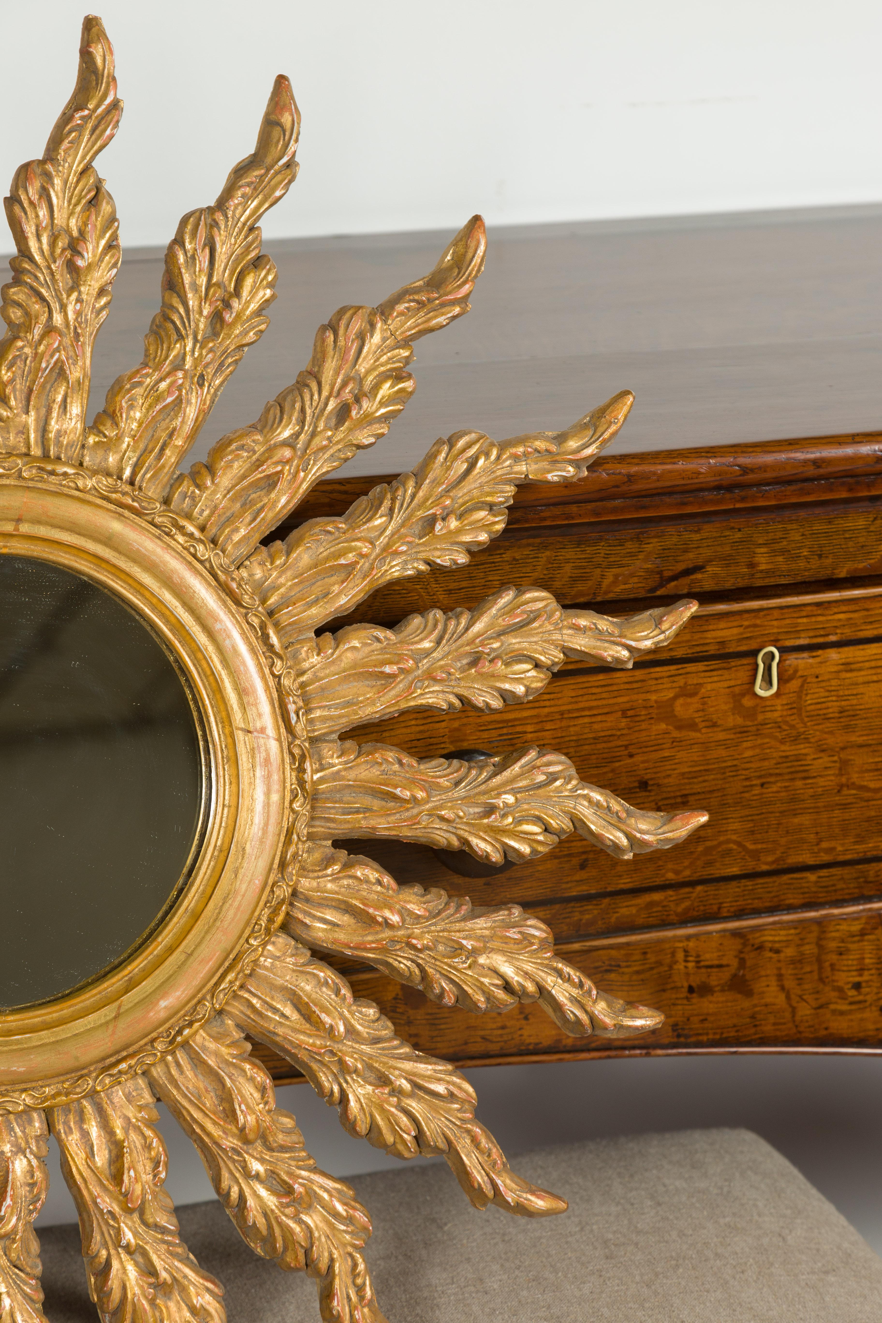 Specchio a raggiera in legno dorato francese con raggi di sole ondulati della metà del XX secolo in vendita 1