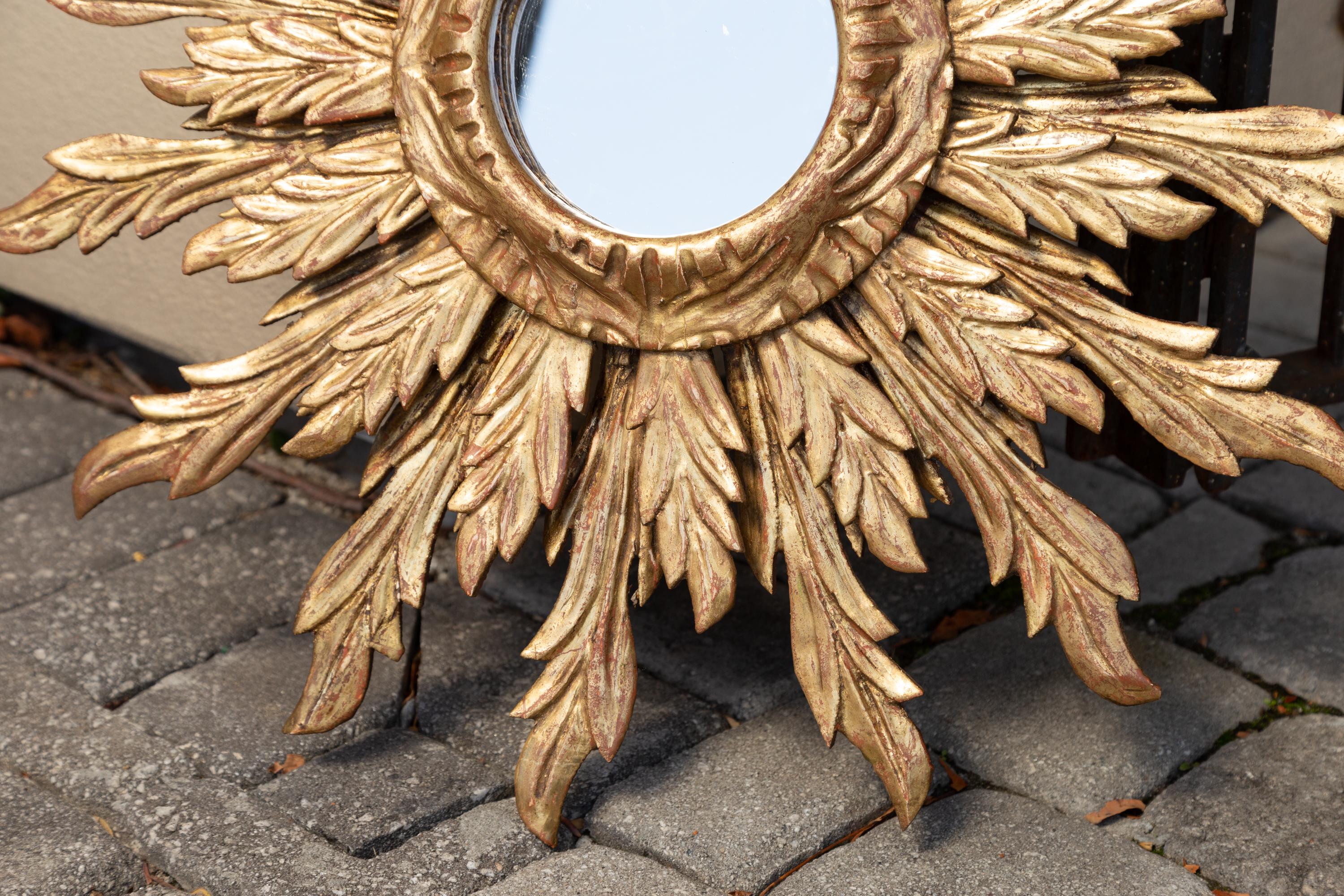Miroir en bois doré à rayons de soleil ondulés du milieu du 20e siècle en vente 2