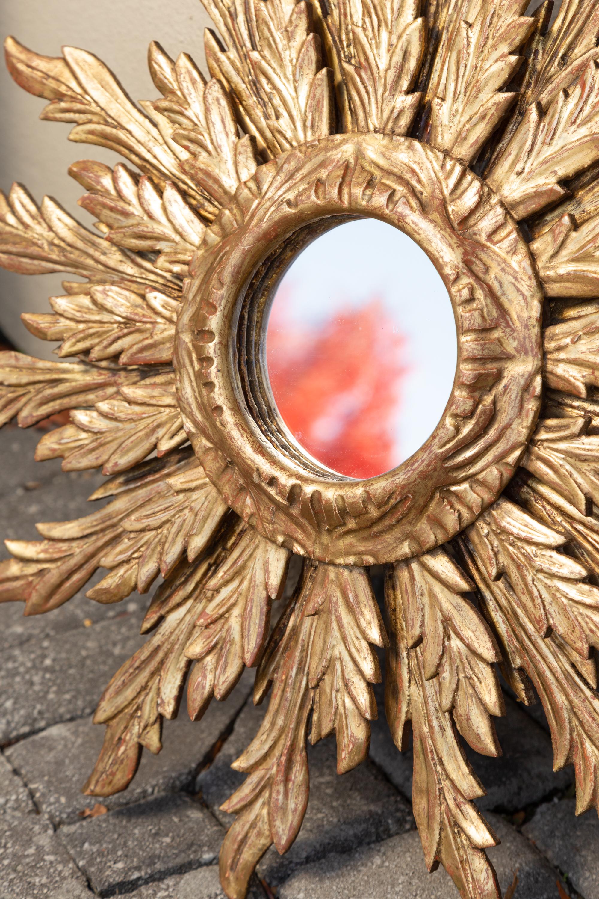 Miroir en bois doré à rayons de soleil ondulés du milieu du 20e siècle en vente 3