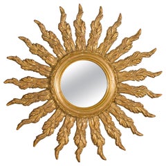 Espejo francés de madera dorada con rayos de sol ondulados de mediados del siglo XX