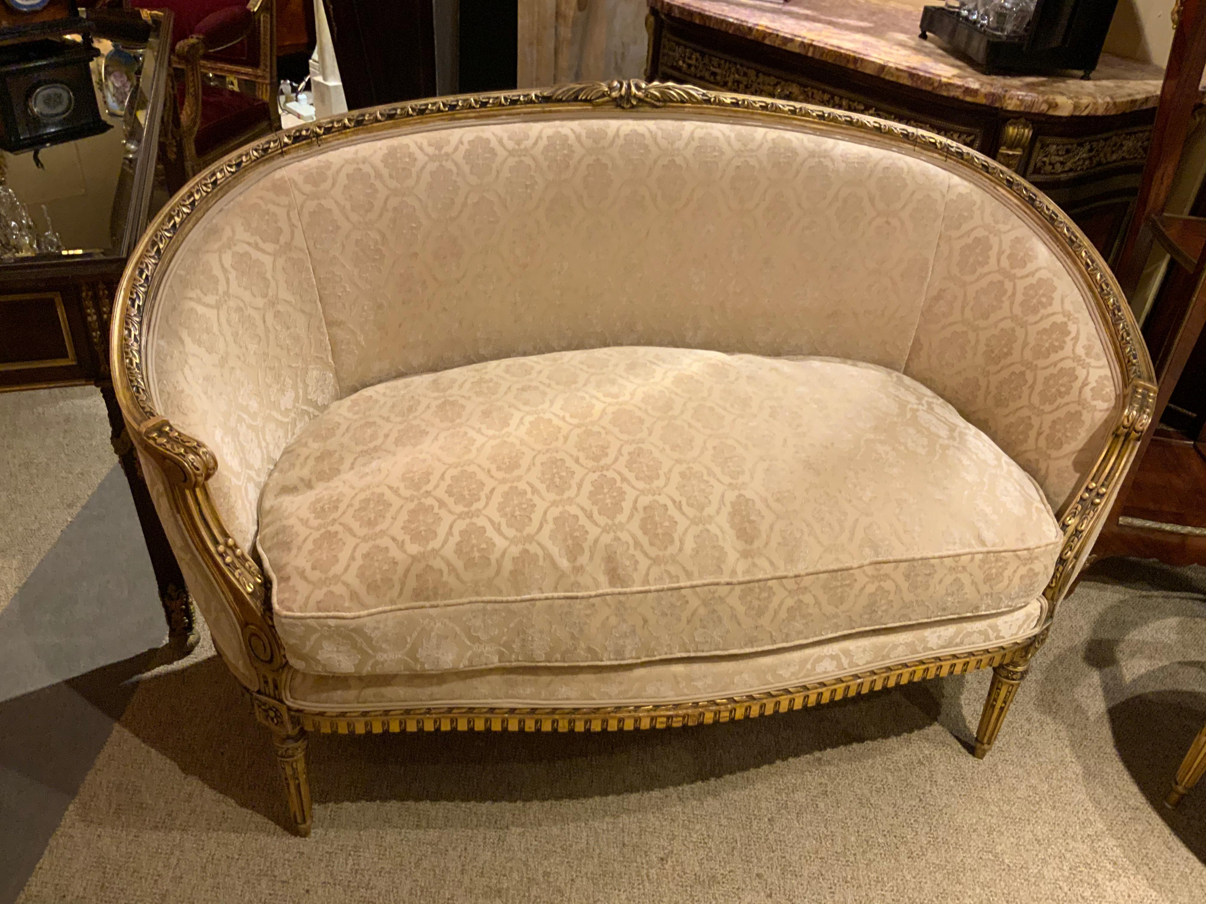 Curved loveseat /canapé with two matching arm chairs in giltwood. New cream colored upholstery,
The back of the settee is beautifully curved and the seat has a down and poly blend for a very
Comfortable seat. All three pieces are sturdy and
