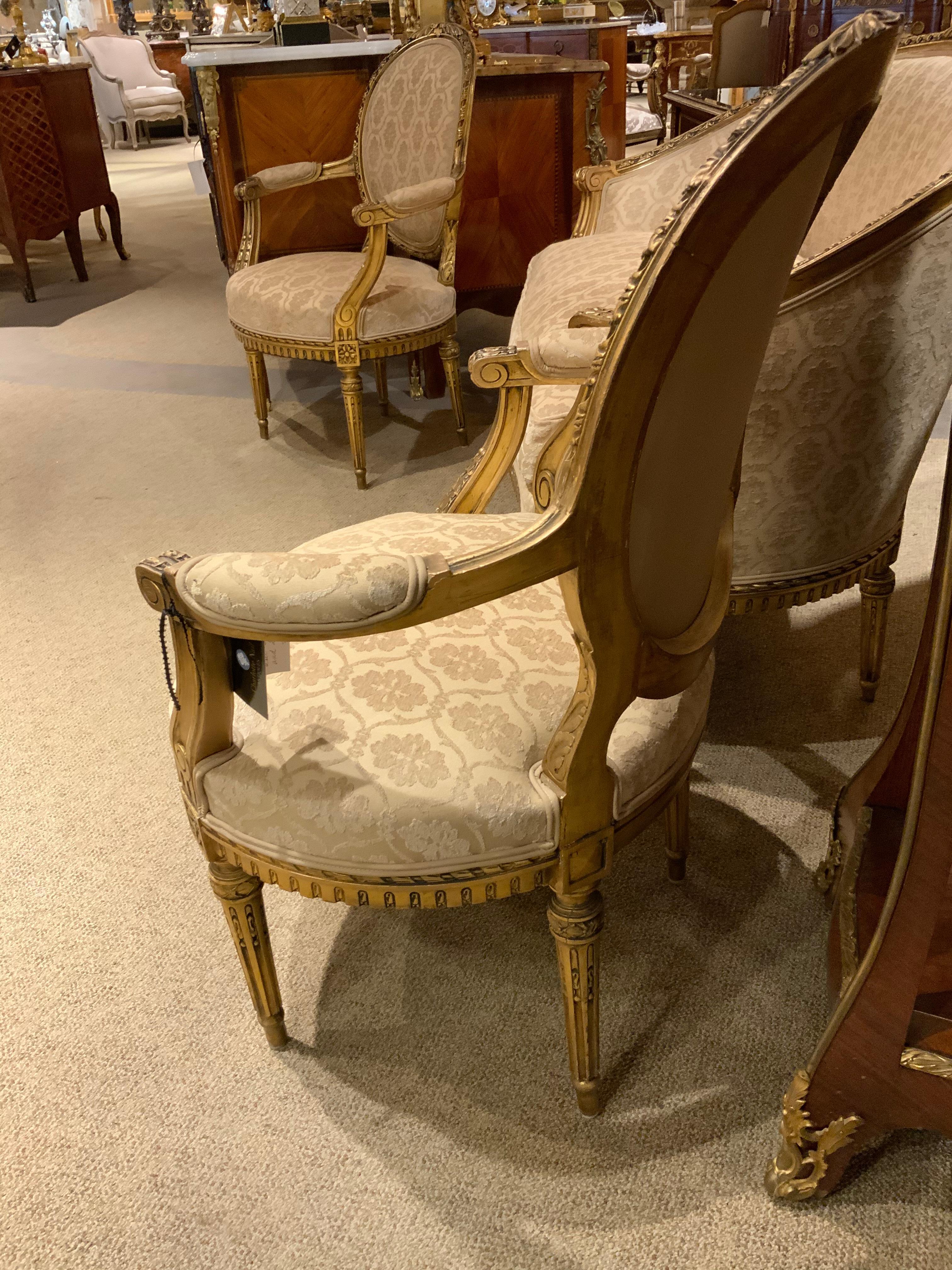 Louis XVI Causeuse trois pièces en bois doré français avec deux fauteuils en teinte crème en vente