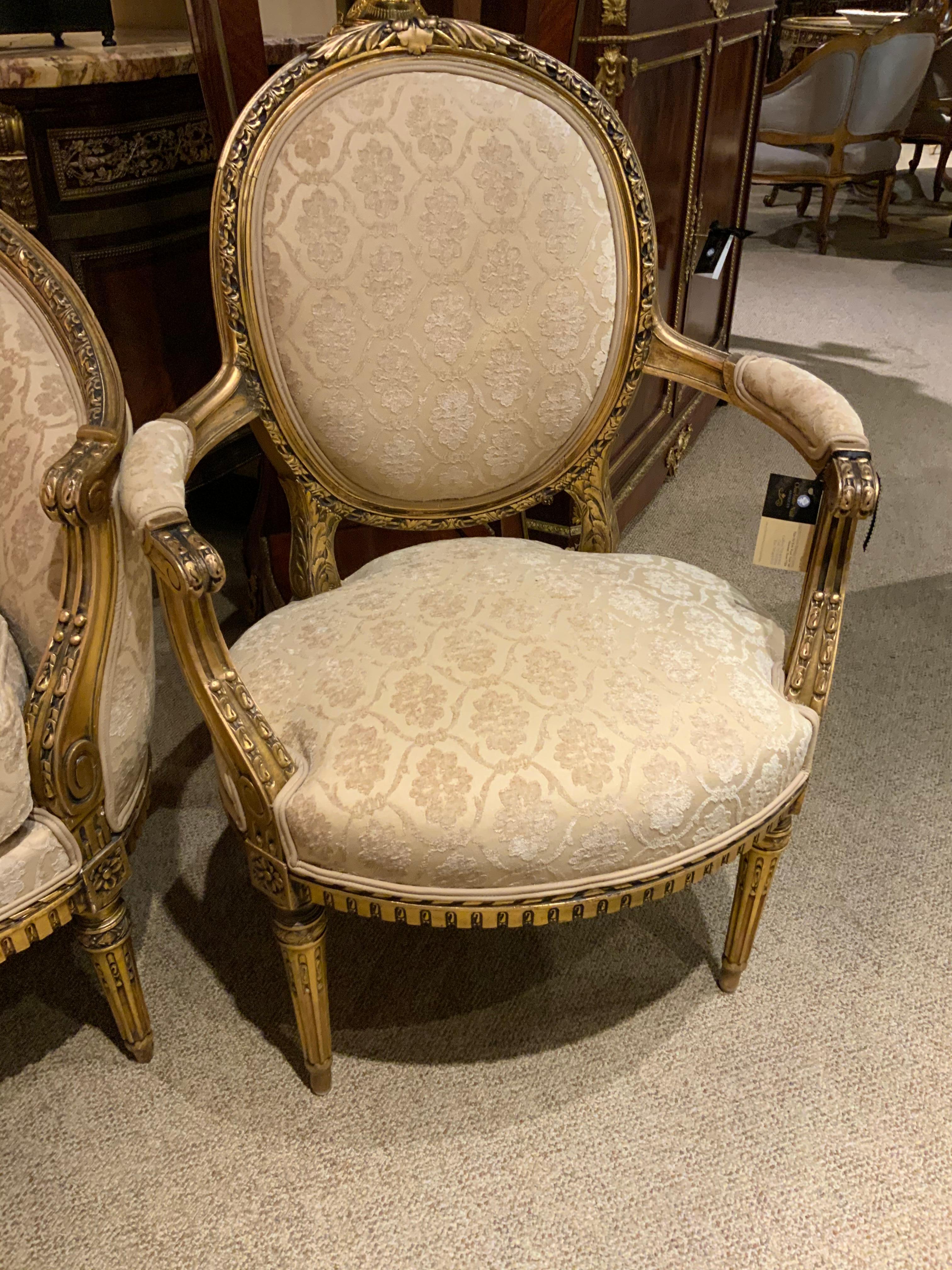 Français Causeuse trois pièces en bois doré français avec deux fauteuils en teinte crème en vente