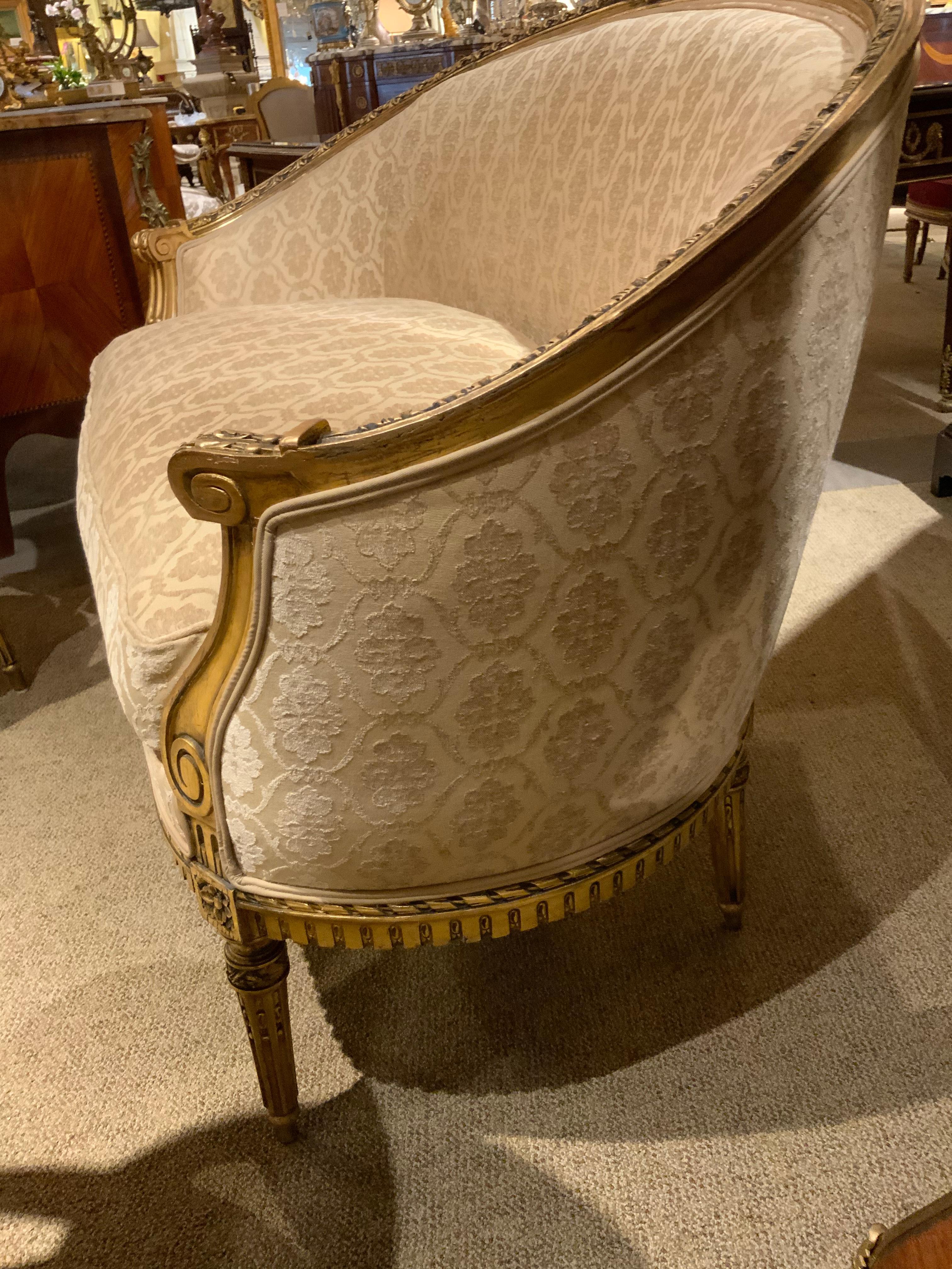 XIXe siècle Causeuse trois pièces en bois doré français avec deux fauteuils en teinte crème en vente