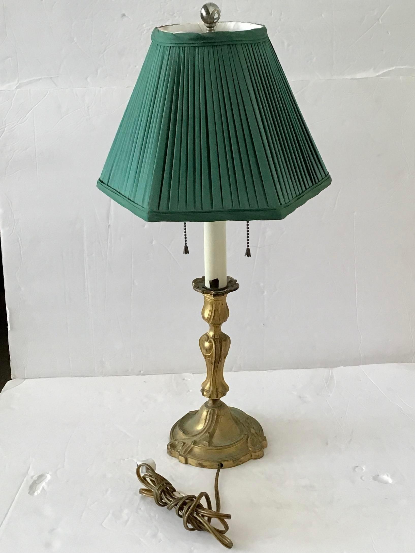 French Git Bronze Table Lamp With Green Shade In Good Condition For Sale In Los Angeles, CA