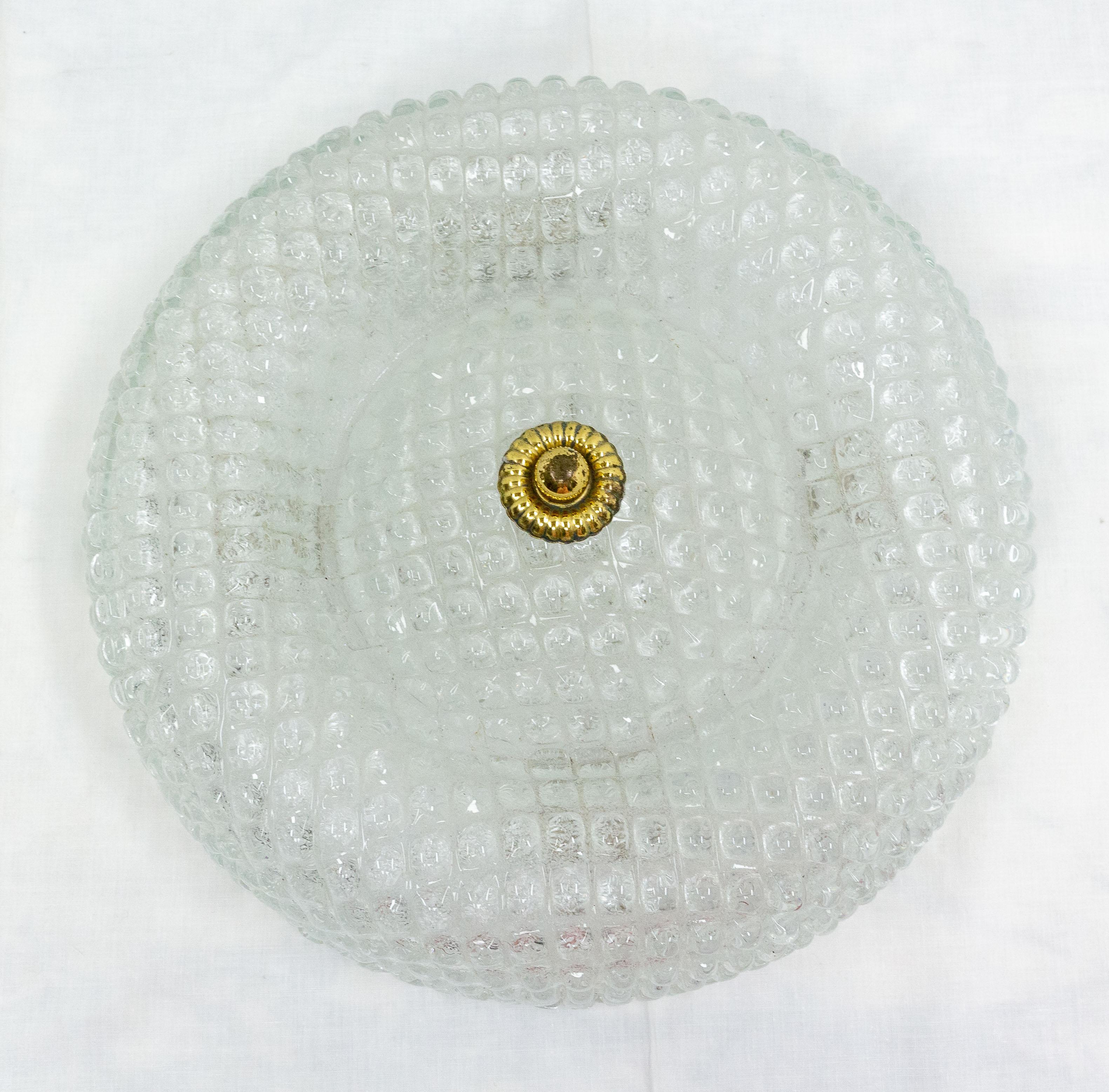 Mid-Century moderno Plafoniera francese in vetro e ottone, 1960 circa in vendita