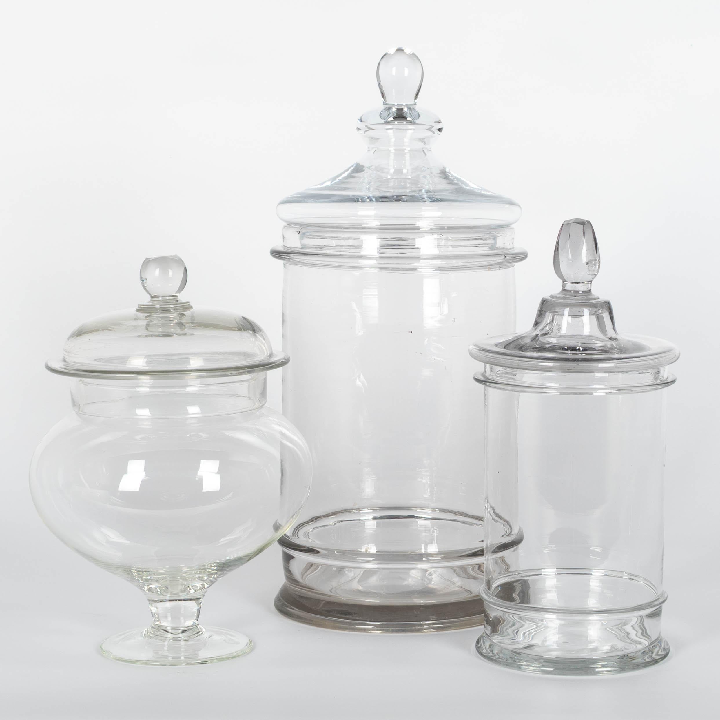 Ein Satz von drei französischen mundgeblasenen Glasdeckeln für Apotheken oder Bonbongläser. Glatte Form mit Knauf auf dem Deckel, jeweils leicht unterschiedlich. Perfekt für die Verwendung als Badezimmerkanister oder zur dekorativen Präsentation von