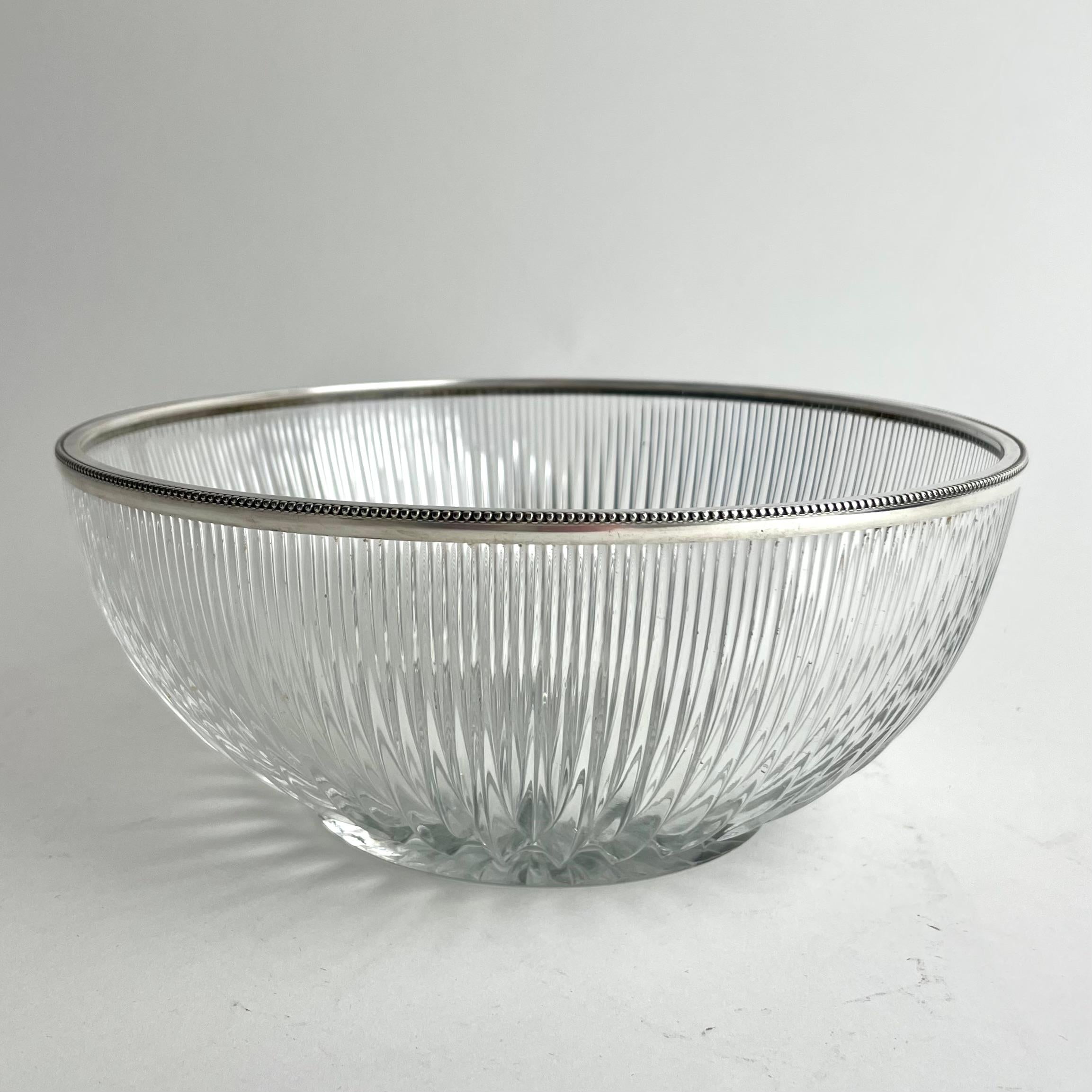 
Coupe en verre français avec monture en argent estampillé, première moitié du 20e siècle

Un bol en verre français raffiné, datant du début du 20e siècle, présentant un corps joliment moulé et cannelé avec un motif d'étoile rayonnante à la base. Le