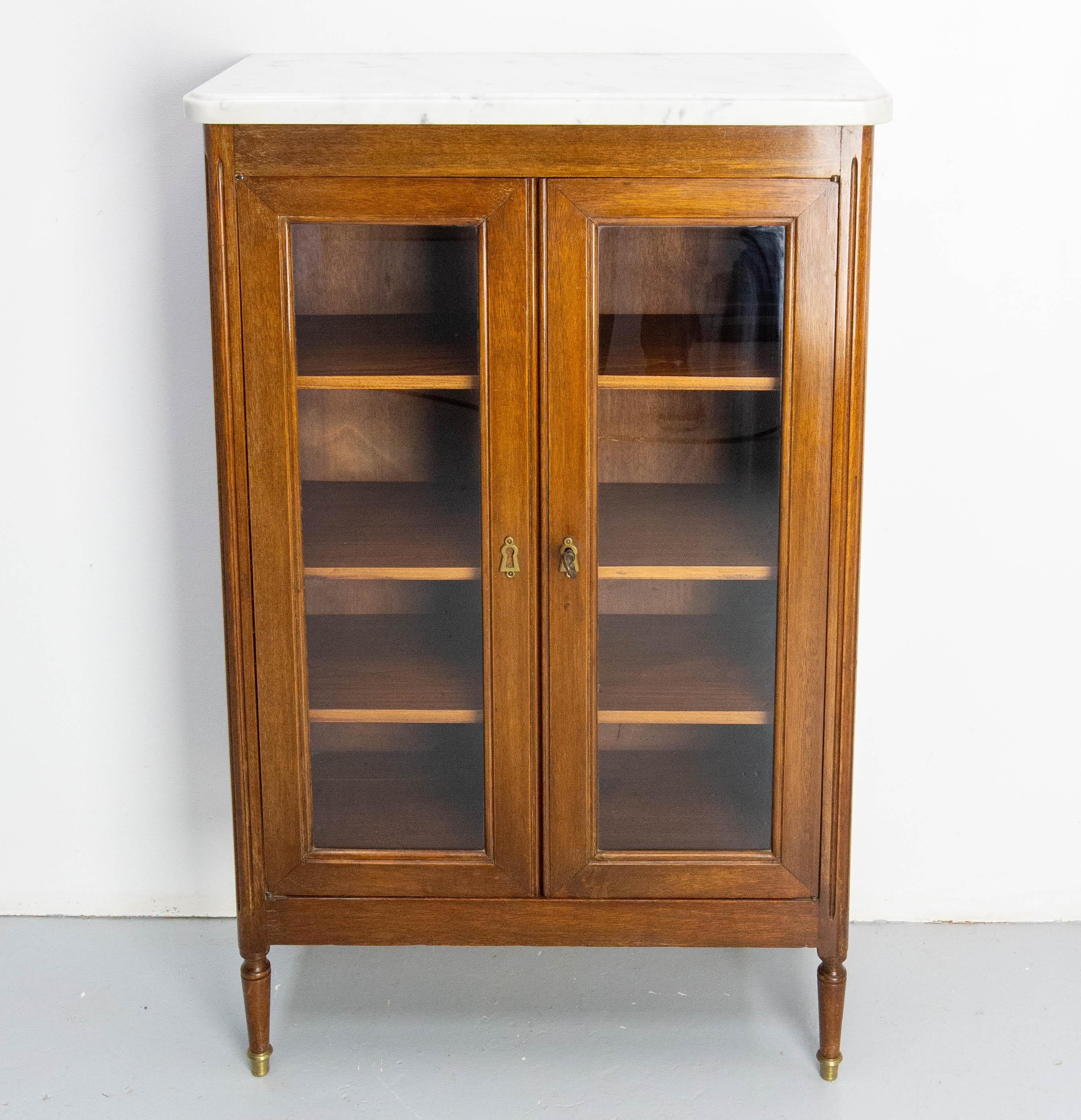 This French cabinet in massive wood with glass vitrine three shelves and two doors. 
Made circa 1920. Wood, brass, marble and glass.
Good condition signs of use (please see the side photos).

Shipping:
27 / 61 / 97 cm 24 kg.