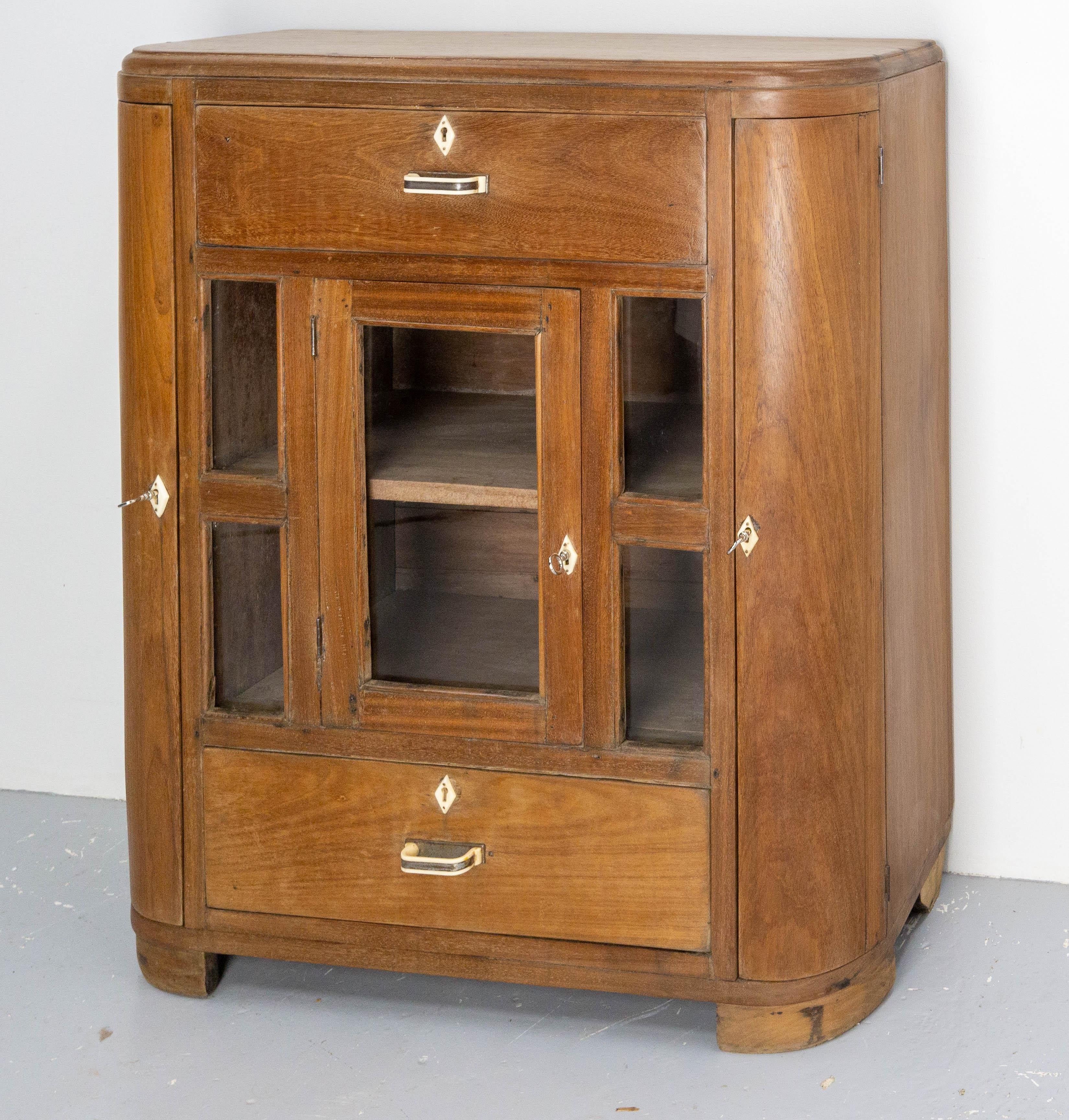 Mid-Century Modern Meuble de rangement en verre français ou petite vitrine en écaille, français, vers 1950 en vente