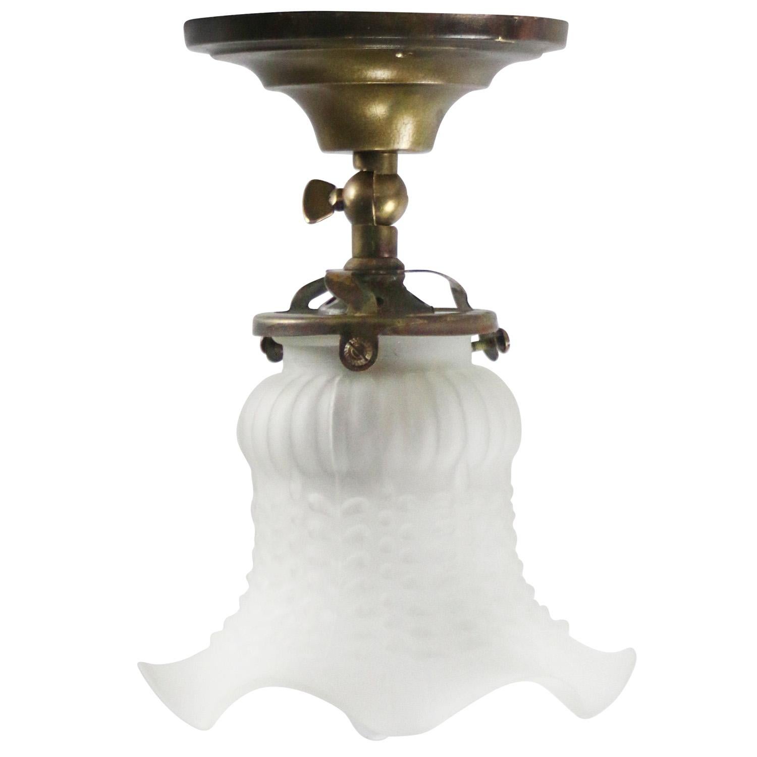 Applique/encastrée en verre français.
Porte-ampoule en métal avec porte-verre en laiton.
Abat-jour en verre dépoli.

Plaque de plafond / plaque murale en laiton : diamètre 10 cm

Poids : 0,57 kg / 1,3 lb

Le prix est fixé par article individuel.