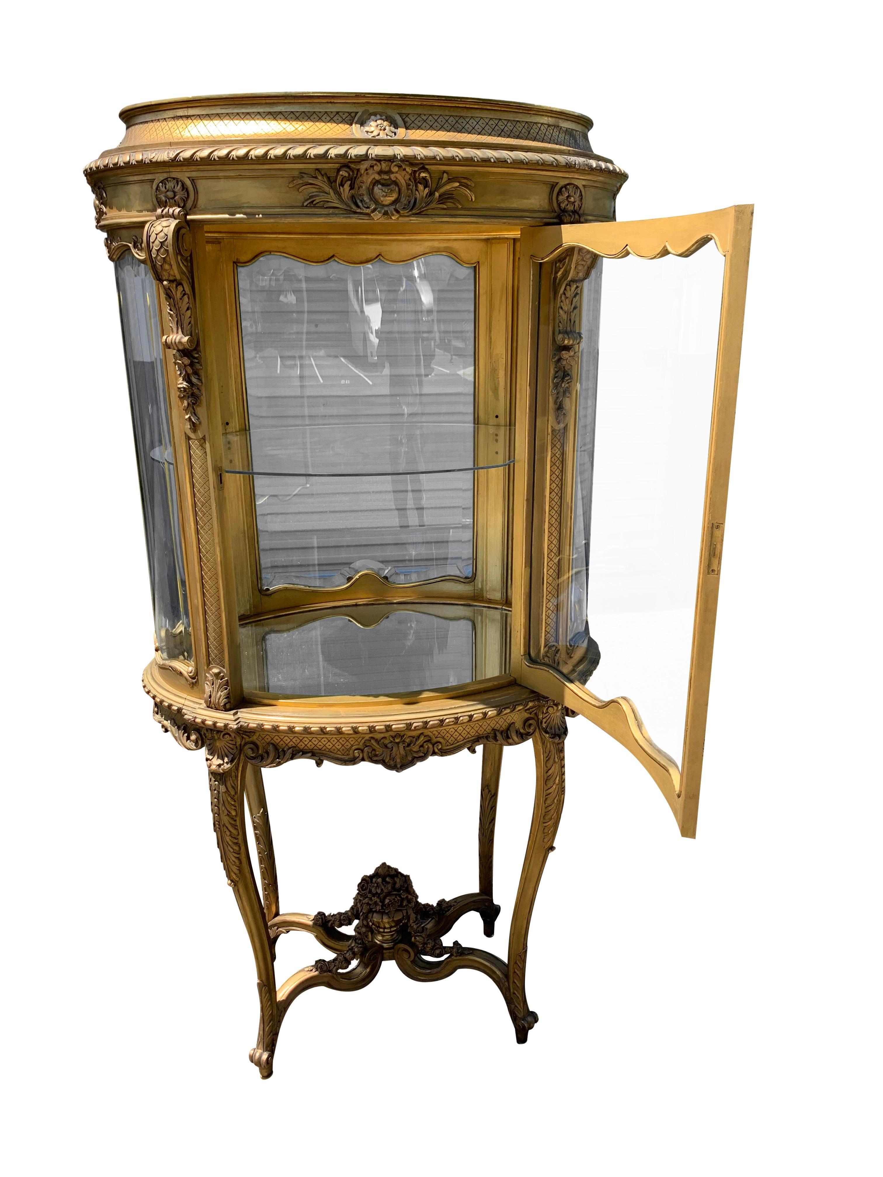 Vintage French Glass Gold Gilt Curio Display Cabinet

This vintage curio display cabinet is a perfect addition to any home looking for a touch of French elegance.
The glass doors and shelf provide a clear view of your displayed items.
The gold gilt