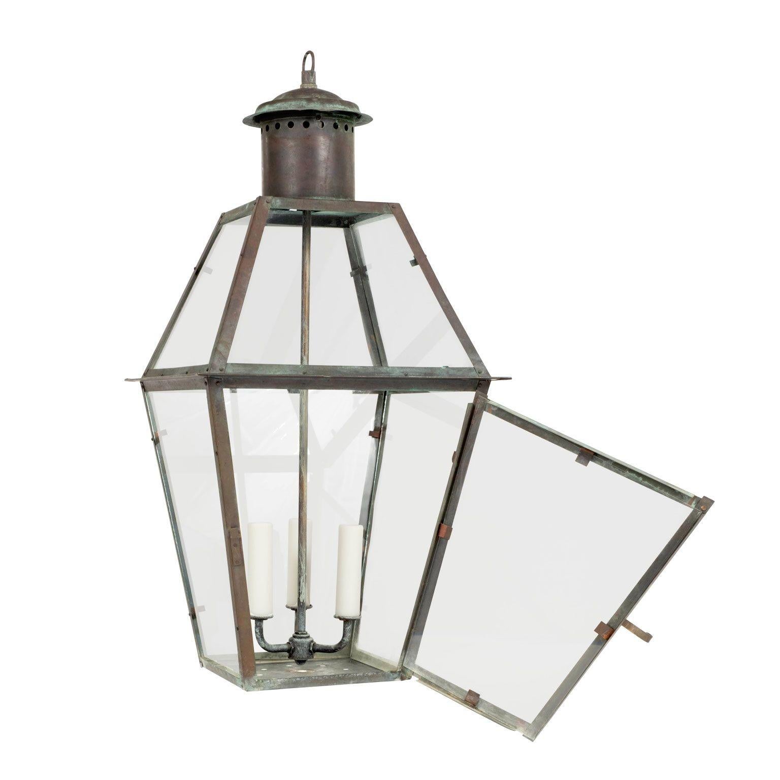 Französische glasgetäfelte Verdigrisgrün- und Kupferlaterne (Französische Provence) im Angebot