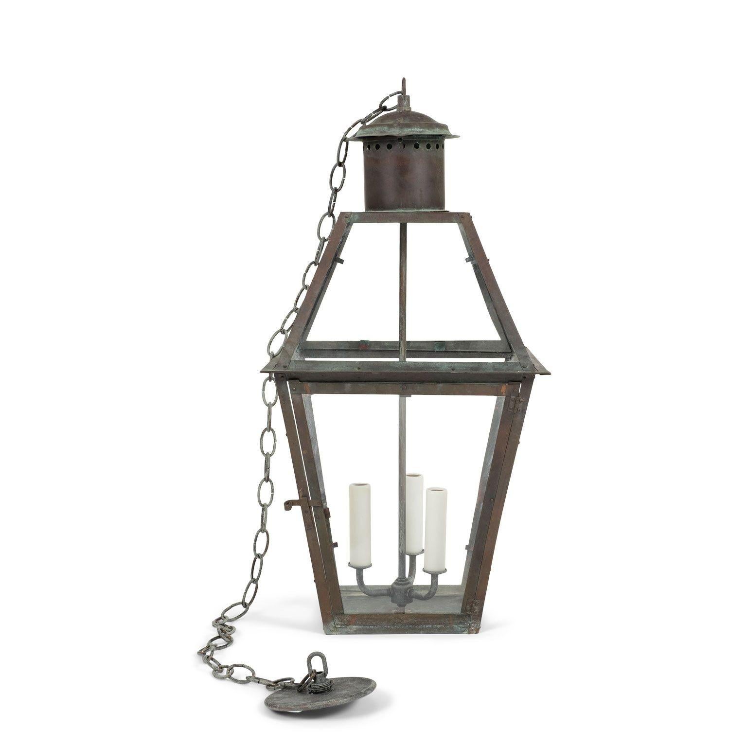 Französische glasgetäfelte Verdigrisgrün- und Kupferlaterne im Zustand „Gut“ im Angebot in Houston, TX