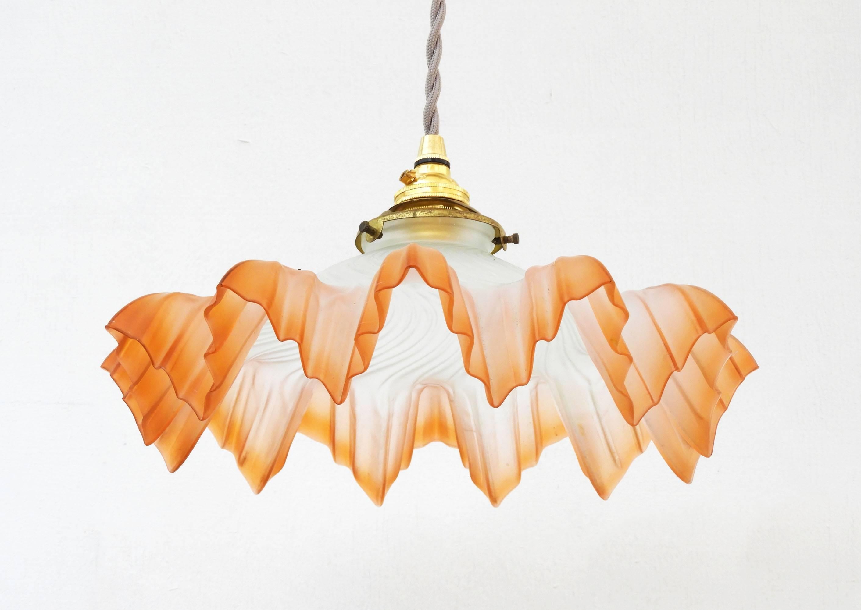 French glass handkerchief pendant ceiling light with orange-pink accents.
Belle Époque, circa 1910
In good original condition
This will be re-wired and tested to USA or UK and European standards ready to install.
Existing drop: 28.3inches 72cms