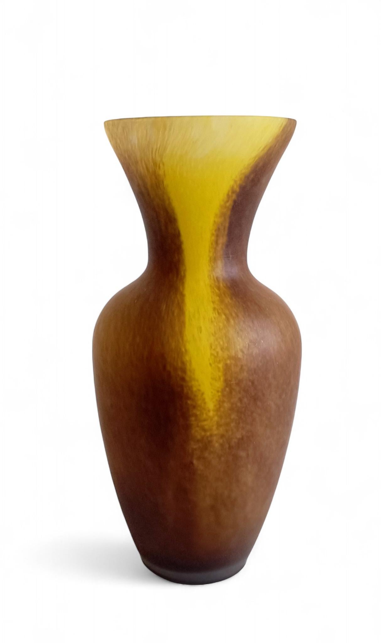 Vaso di vetro francese con finitura acidata nello stile di Daum Nancy in vendita 2
