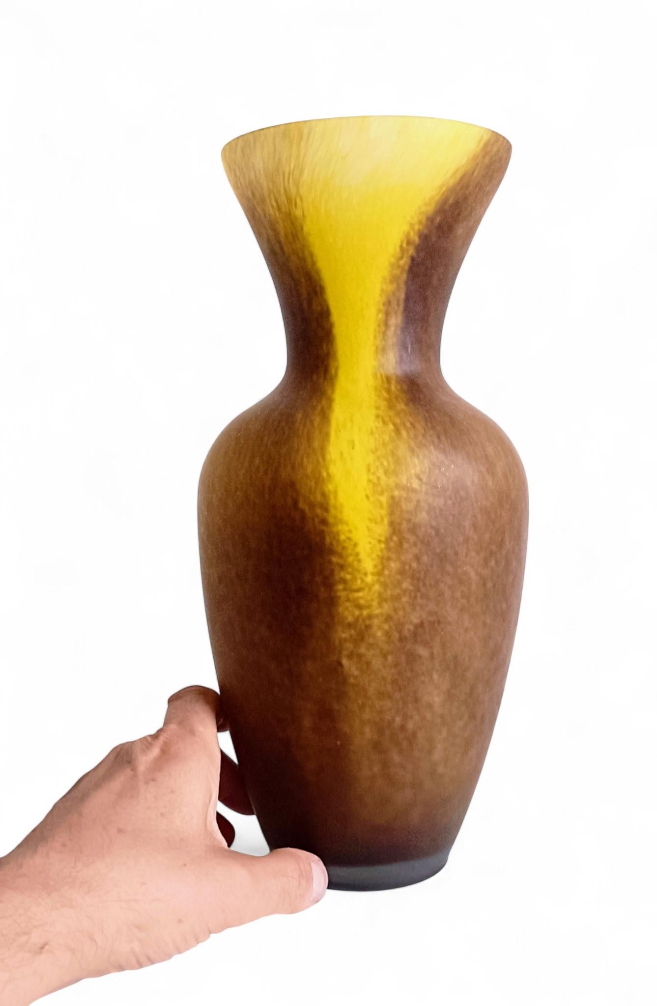 Vaso di vetro francese con finitura acidata nello stile di Daum Nancy in vendita 4