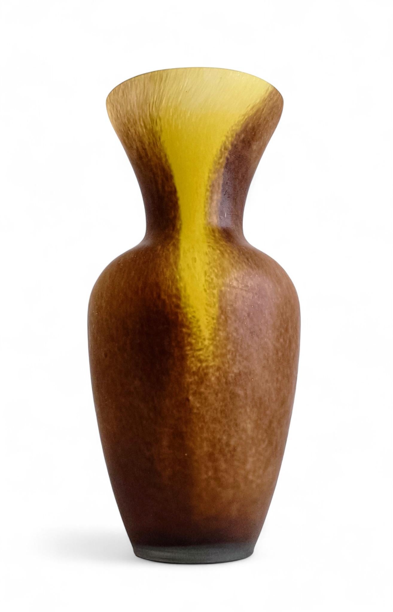 Vaso di vetro francese con finitura acidata nello stile di Daum Nancy in vendita 6