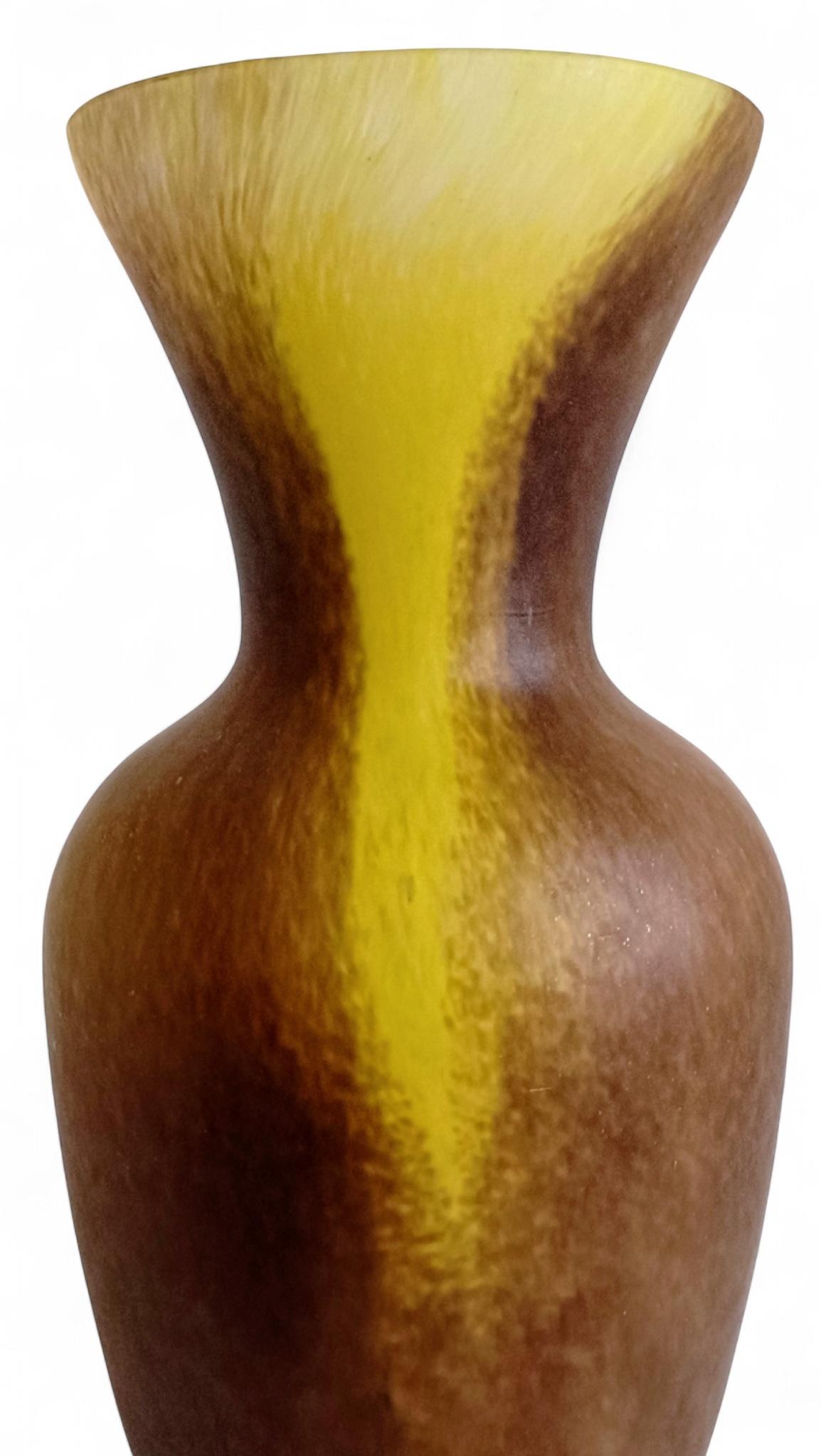 Vaso di vetro francese con finitura acidata nello stile di Daum Nancy in vendita 7
